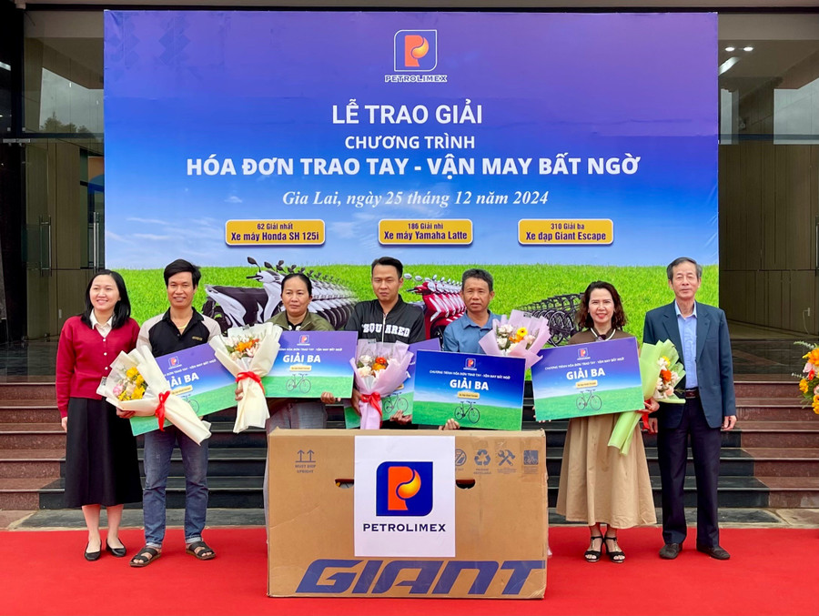 Trao 5 giải ba, mỗi giải là một xe đạp Giant Escape cho khách hàng may mắn. Ảnh: V.T giai-3.jpg