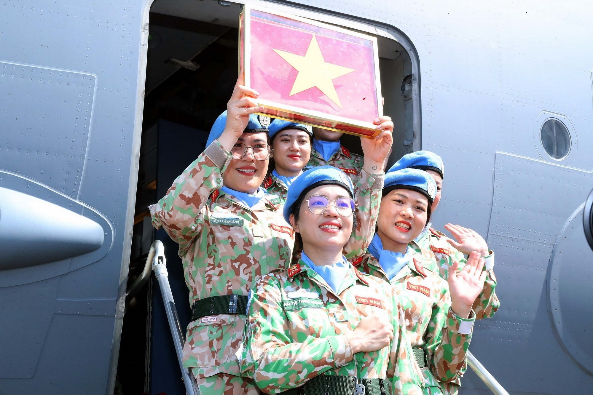 Các nữ sỹ quan Bệnh viện dã chiến cấp 2 số 6 lên đường làm nhiệm vụ. (Ảnh: Trọng Đức/TTXVN) gin-giu-hoa-binh-3.jpg
