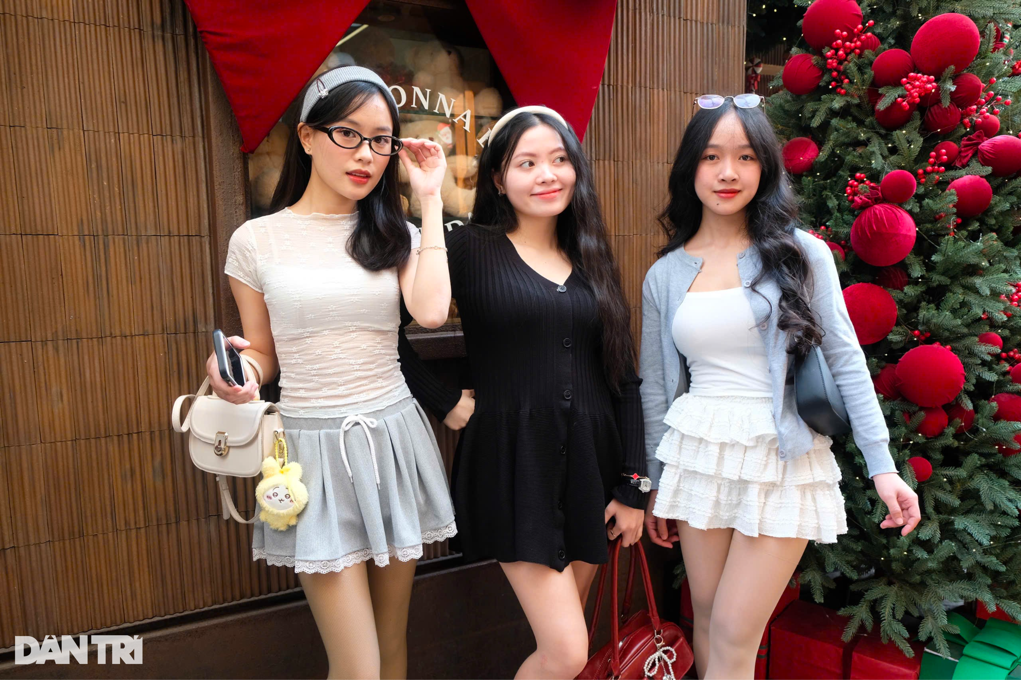 Hà Nội: Giới trẻ đi 20km, chờ vài tiếng đồng hồ để chụp ảnh Giáng sinh sớm - 3 Hà Nội: Giới trẻ đi 20km, chờ vài tiếng đồng hồ để chụp ảnh Giáng sinh sớm - 3