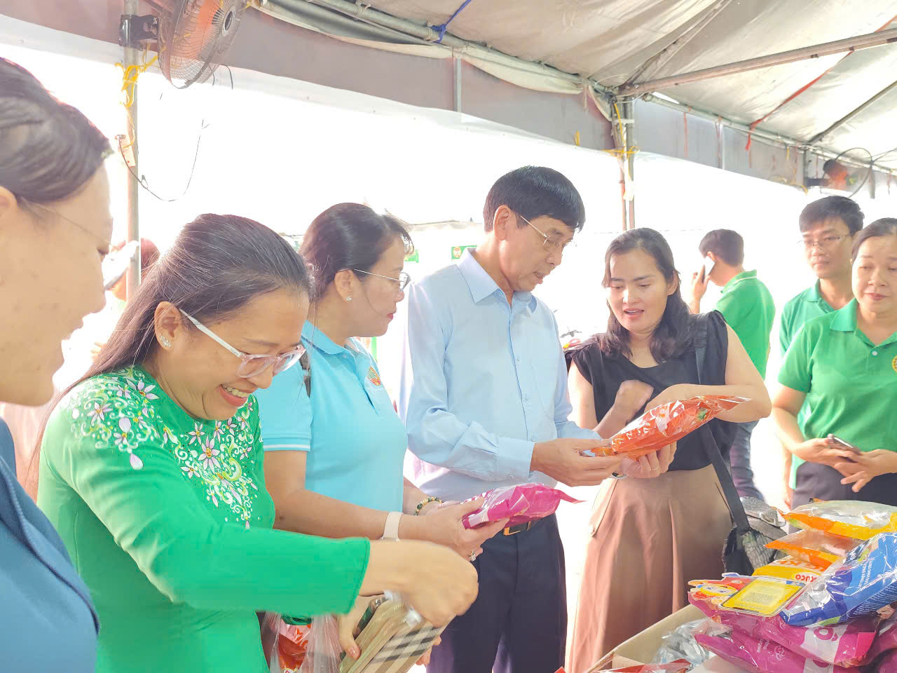 Hàng trăm sản phẩm tiêu biểu, OCOP TP.HCM và vùng, miền tụ hội phục vụ mua sắm dịp Tết - Vietnam.vn Hàng trăm sản phẩm tiêu biểu, OCOP TP.HCM và vùng, miền tụ hội phục vụ mua sắm dịp Tết