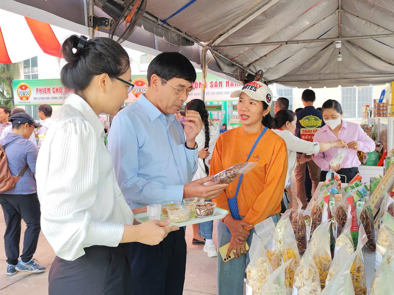 Hàng trăm sản phẩm tiêu biểu, OCOP TP.HCM và vùng, miền tụ hội phục vụ mua sắm dịp Tết - Vietnam.vn Hàng trăm sản phẩm tiêu biểu, OCOP TP.HCM và vùng, miền tụ hội phục vụ mua sắm dịp Tết