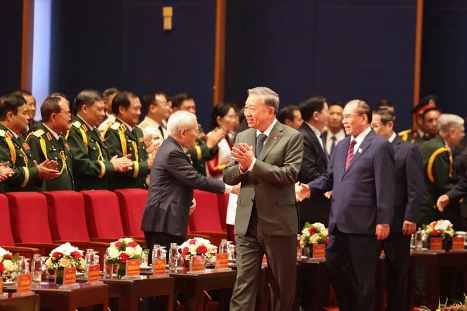 Tổng Bí thư Tô Lâm và nguyên Tổng Bí thư Nông Đức Mạnh tại lễ kỷ niệm Hinh anh le ky niem 1.jpg