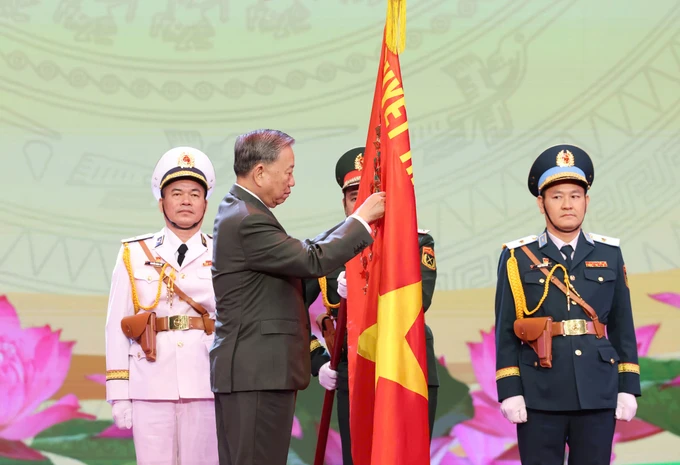 Tổng Bí thư Tô Lâm trao Huân chương Hồ Chí Minh tặng Quân đội nhân dân Việt Nam tại lễ kỷ niệm Hinh anh le ky niem 11.jpg