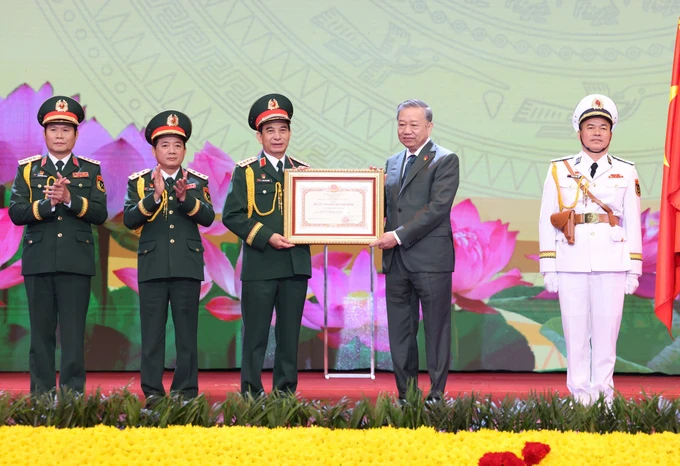 Tổng Bí thư Tô Lâm trao Huân chương Hồ Chí Minh tặng Quân đội nhân dân Việt Nam tại lễ kỷ niệm Hinh anh le ky niem 13.jpg