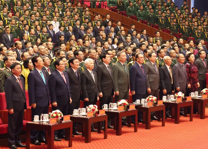 Các đại biểu thực hiện nghi thức chào cờ tại lễ kỷ niệm Hinh anh le ky niem 9.jpg