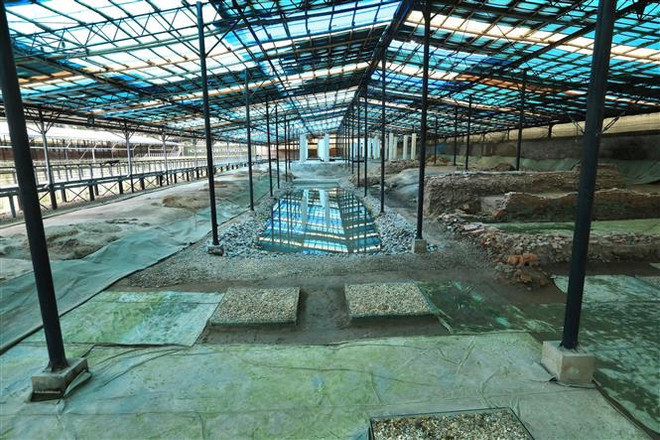 Bên trong Khu khảo cổ 18 Hoàng Diệu. (Ảnh: Hoàng Hiếu/TTXVN) Phục dựng các di sản kiến trúc cung điện tại Hoàng thành Thăng Long ảnh 2