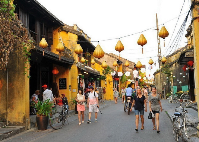 Khách du lịch trong và ngoài nước tham quan phố cổ Hội An. (Ảnh: Minh Đức/TTXVN) ttxvn_hoi an (4).jpg