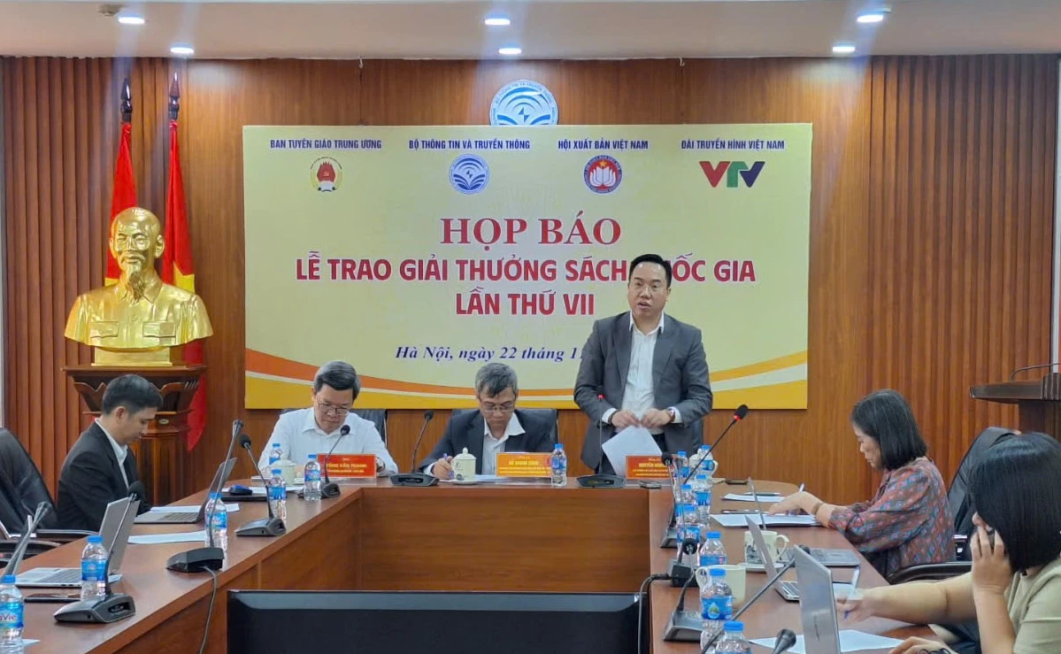 Cục trưởng Nguyễn Nguyên tham gia chủ trì họp báo thông tin về Lễ trao Giải thưởng Sách Quốc gia lần thứ VII. (Ảnh: Minh Thu/Vietnam+) hopbao2.jpg