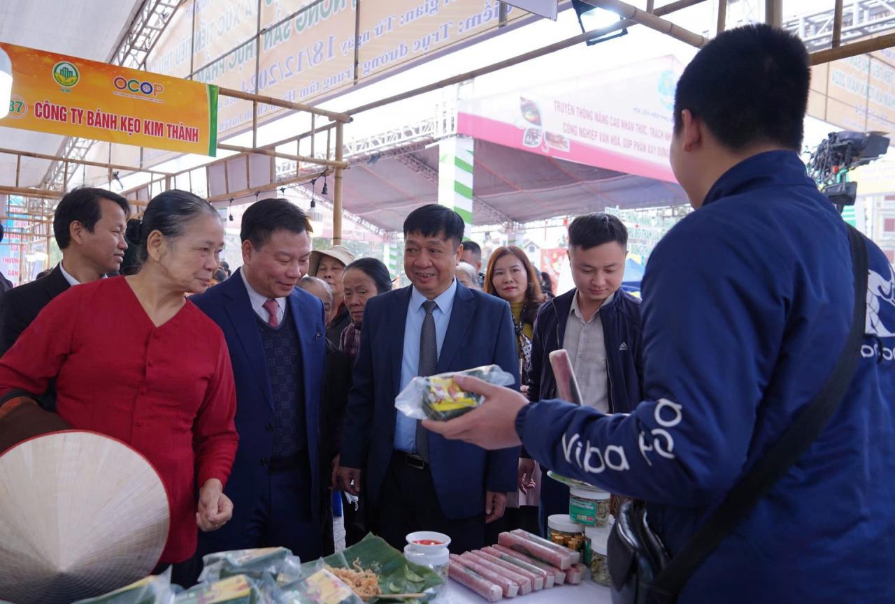 Khai mạc Tuần hàng OCOP, làng nghề, nông sản, thực phẩm an toàn năm 2024 tại huyện Thạch Thất - Vietnam.vn Khai mạc Tuần hàng OCOP, làng nghề, nông sản, thực phẩm an toàn năm 2024 tại huyện Thạch Thất