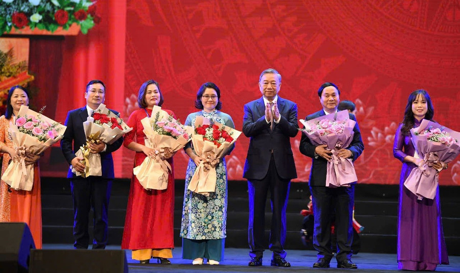 Tổng Bí thư Tô Lâm trao hoa tặng đại diện nhà giáo, cán bộ quản lý giáo dục nhân ngày Nhà giáo Việt Nam 20/11. Ảnh: Xuân Phú ky-nguyen-vuon-minh-1-5696.jpg