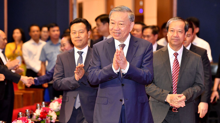 Tổng Bí thư Tô Lâm đến dự gặp mặt đại diện nhà giáo, cán bộ quản lý giáo dục nhân Ngày Nhà giáo Việt Nam 20/11. Ảnh: Báo Nhân dân ky-nguyen-vuon-minh-3.jpg