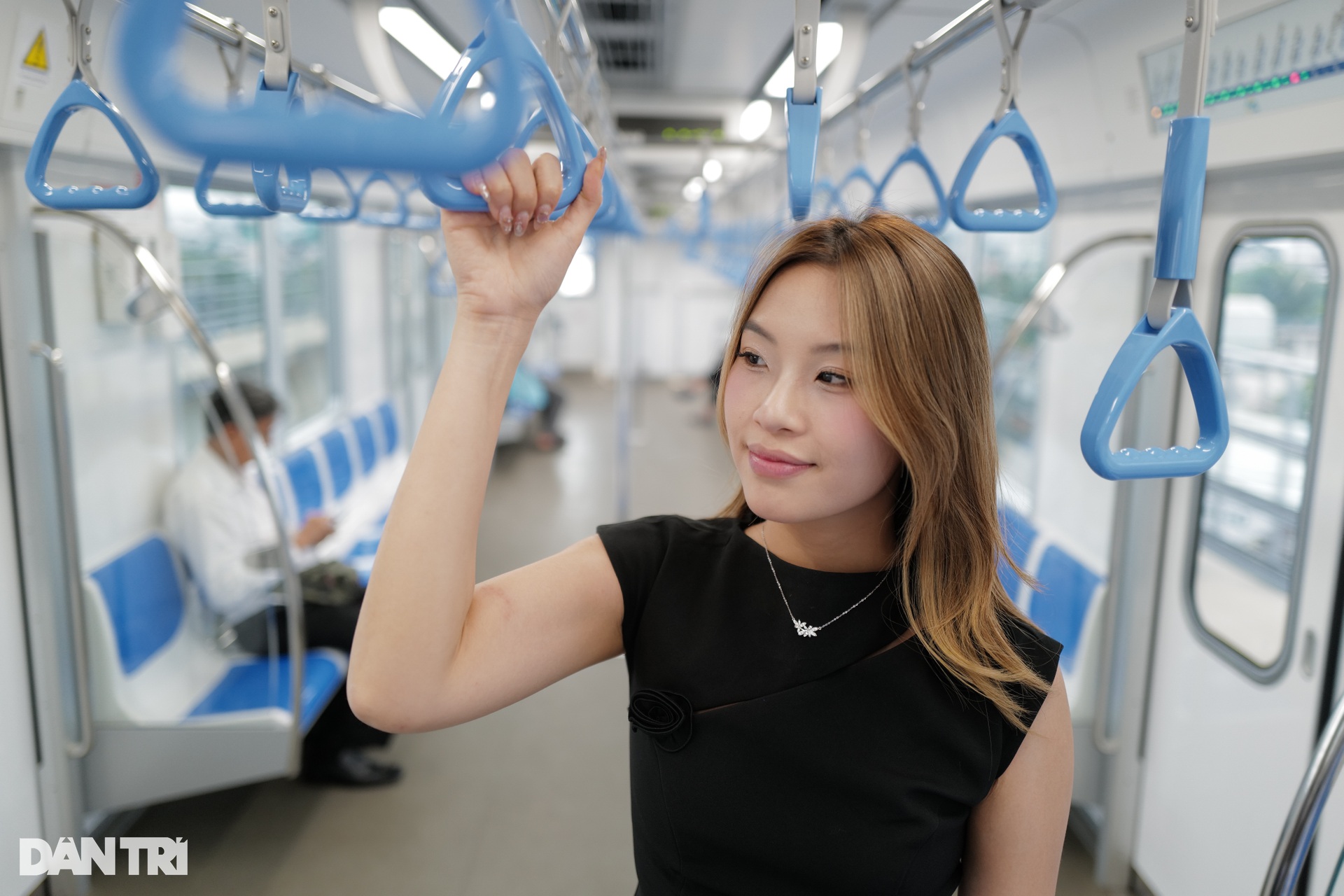 Giới trẻ TPHCM đổ xô đi trải nghiệm tuyến metro số 1 trước ngày vận hành - 15 Giới trẻ TPHCM đổ xô đi trải nghiệm tuyến metro số 1 trước ngày vận hành - 15