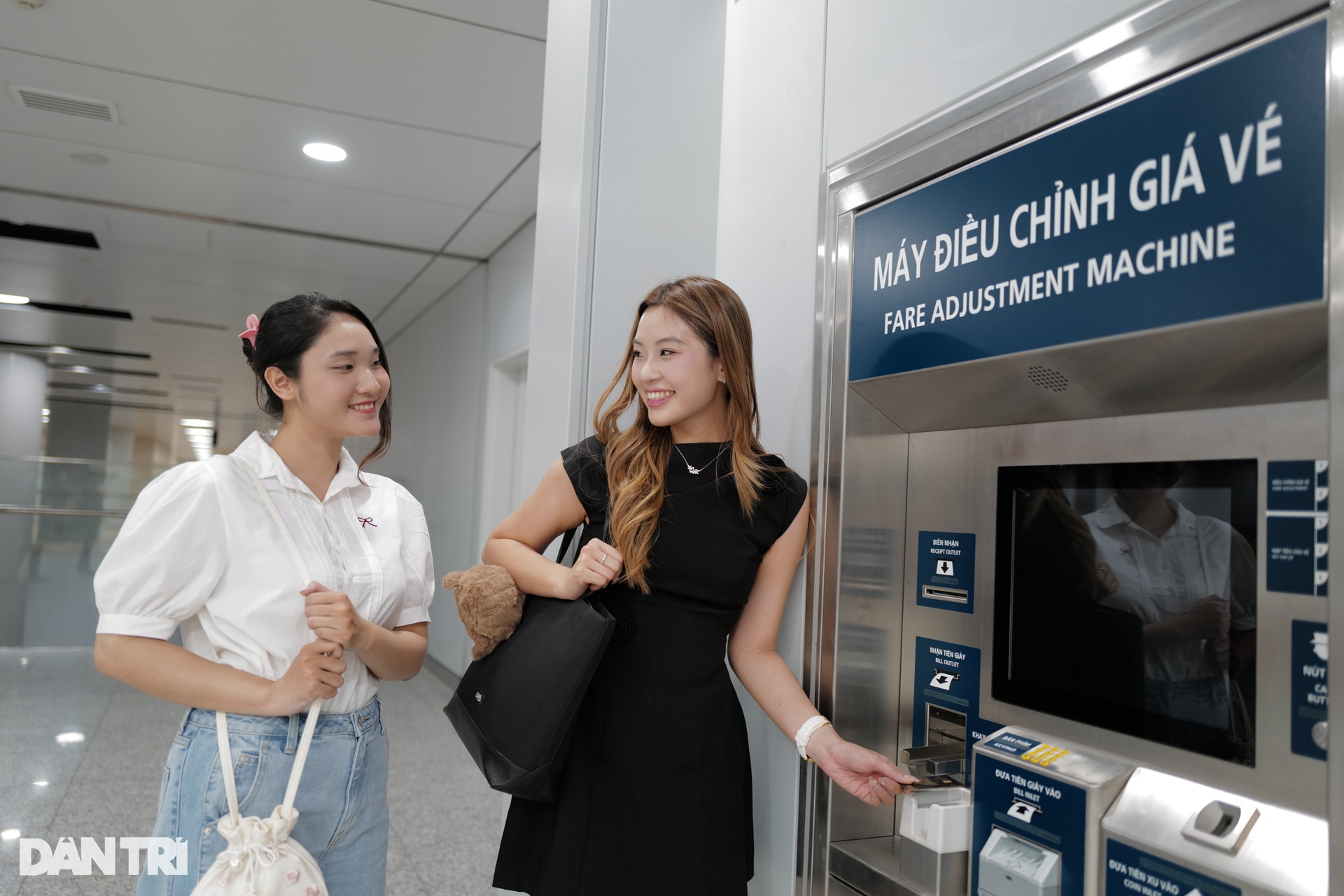Giới trẻ TPHCM đổ xô đi trải nghiệm tuyến metro số 1 trước ngày vận hành - 13 Giới trẻ TPHCM đổ xô đi trải nghiệm tuyến metro số 1 trước ngày vận hành - 13