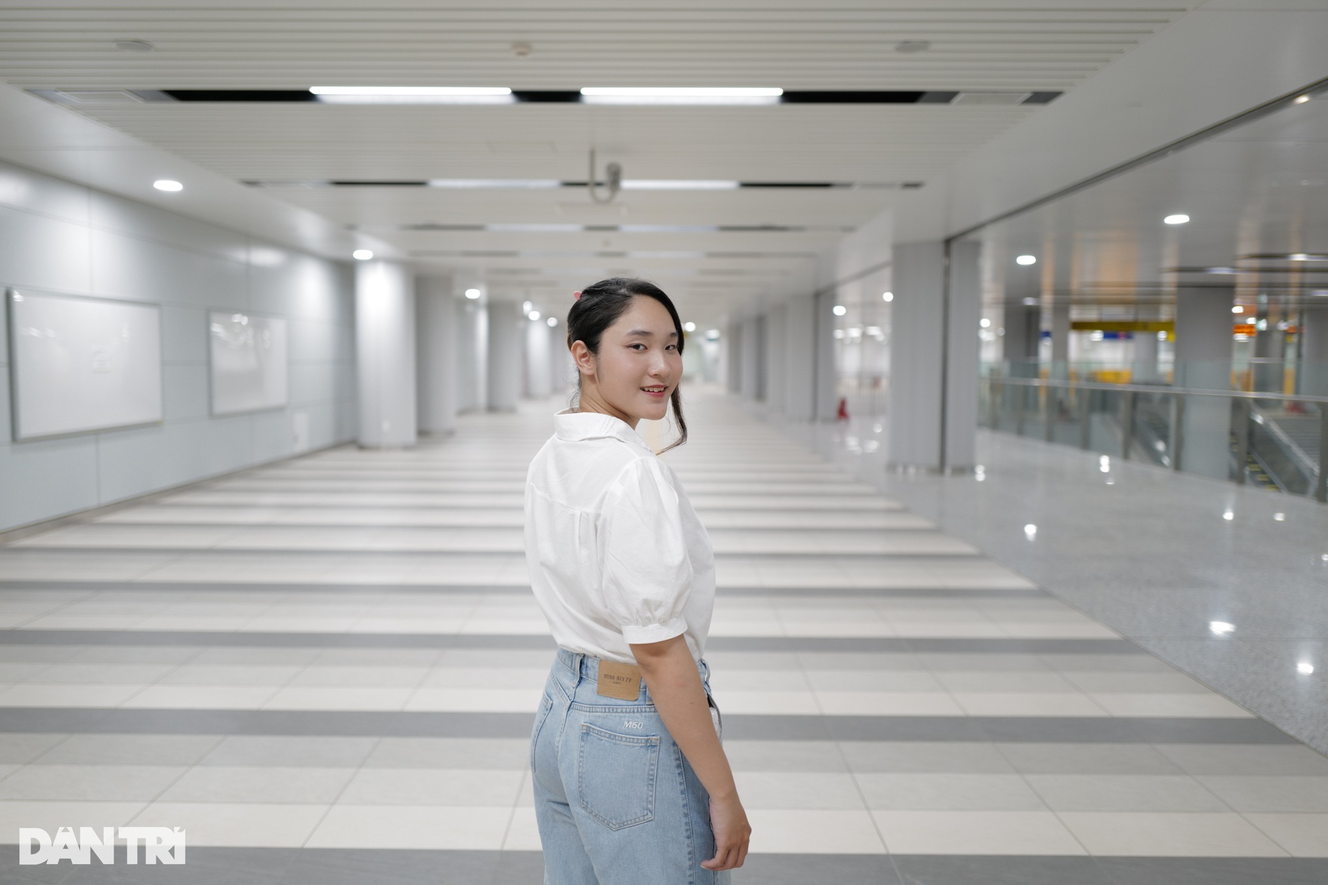 Giới trẻ TPHCM đổ xô đi trải nghiệm tuyến metro số 1 trước ngày vận hành - 4 Giới trẻ TPHCM đổ xô đi trải nghiệm tuyến metro số 1 trước ngày vận hành - 4