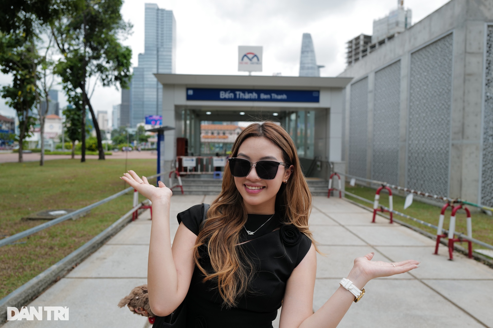 Giới trẻ TPHCM đổ xô đi trải nghiệm tuyến metro số 1 trước ngày vận hành - 2 Giới trẻ TPHCM đổ xô đi trải nghiệm tuyến metro số 1 trước ngày vận hành - 2