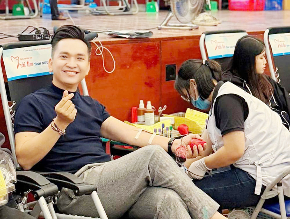MC Hạnh Phúc hiến máu tại Ngày hội hiến máu “Trái tim tình nguyện” năm 2024 lần thứ 16. (Ảnh: FB nhân vật)