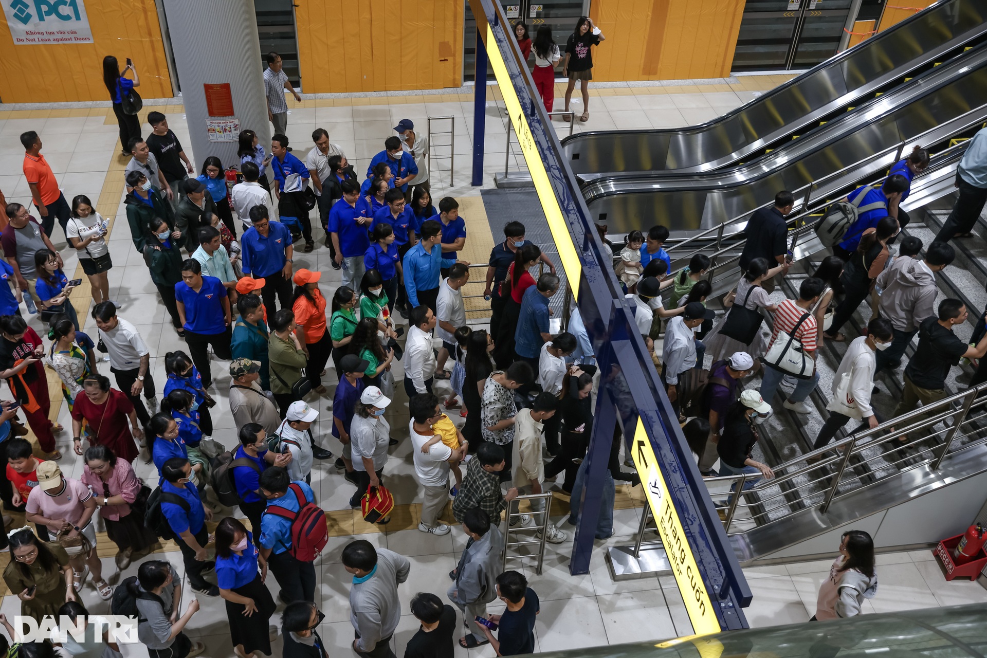 Giới trẻ TPHCM đổ xô đi trải nghiệm tuyến metro số 1 trước ngày vận hành - 19 Giới trẻ TPHCM đổ xô đi trải nghiệm tuyến metro số 1 trước ngày vận hành - 19