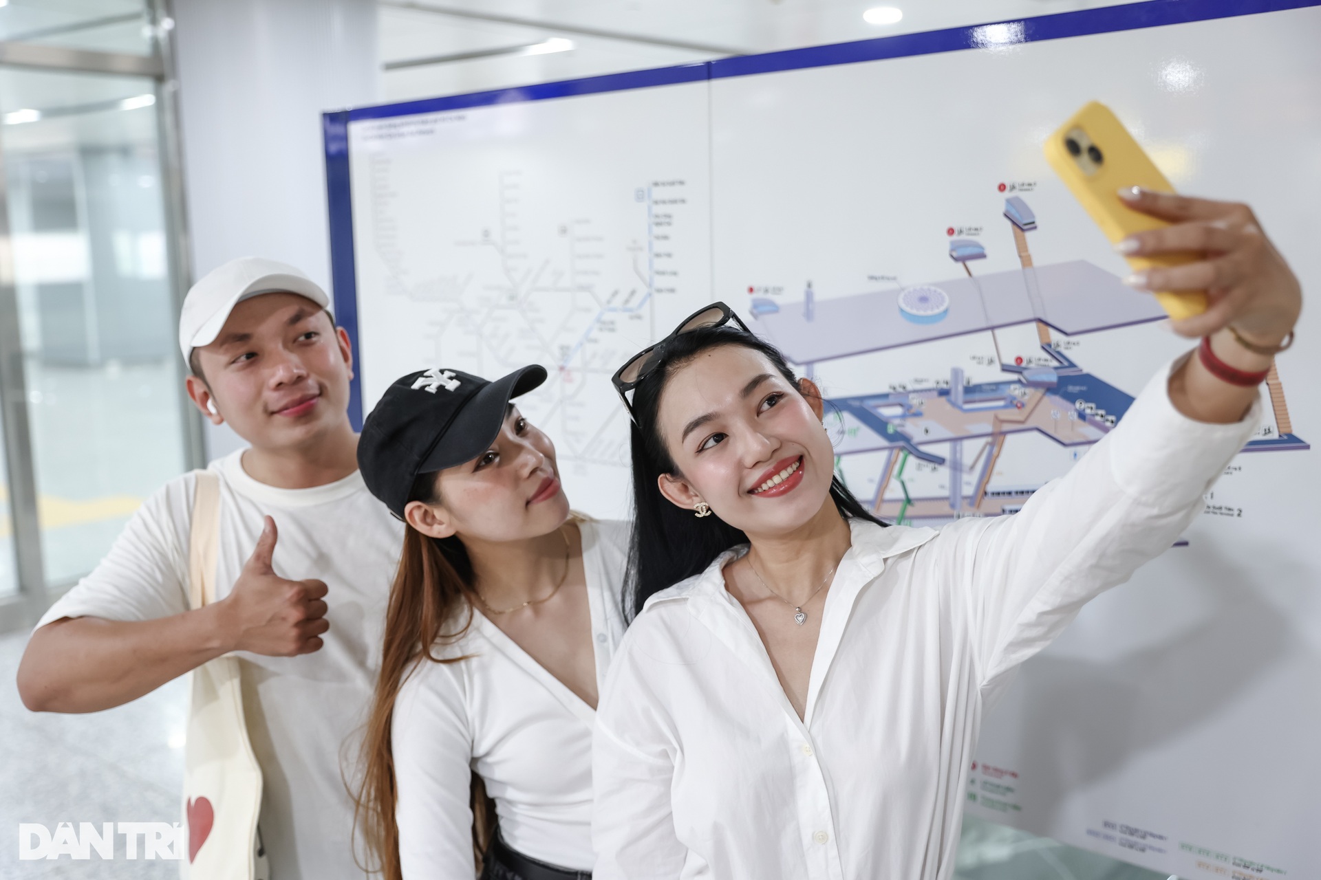Giới trẻ TPHCM đổ xô đi trải nghiệm tuyến metro số 1 trước ngày vận hành - 5 Giới trẻ TPHCM đổ xô đi trải nghiệm tuyến metro số 1 trước ngày vận hành - 5