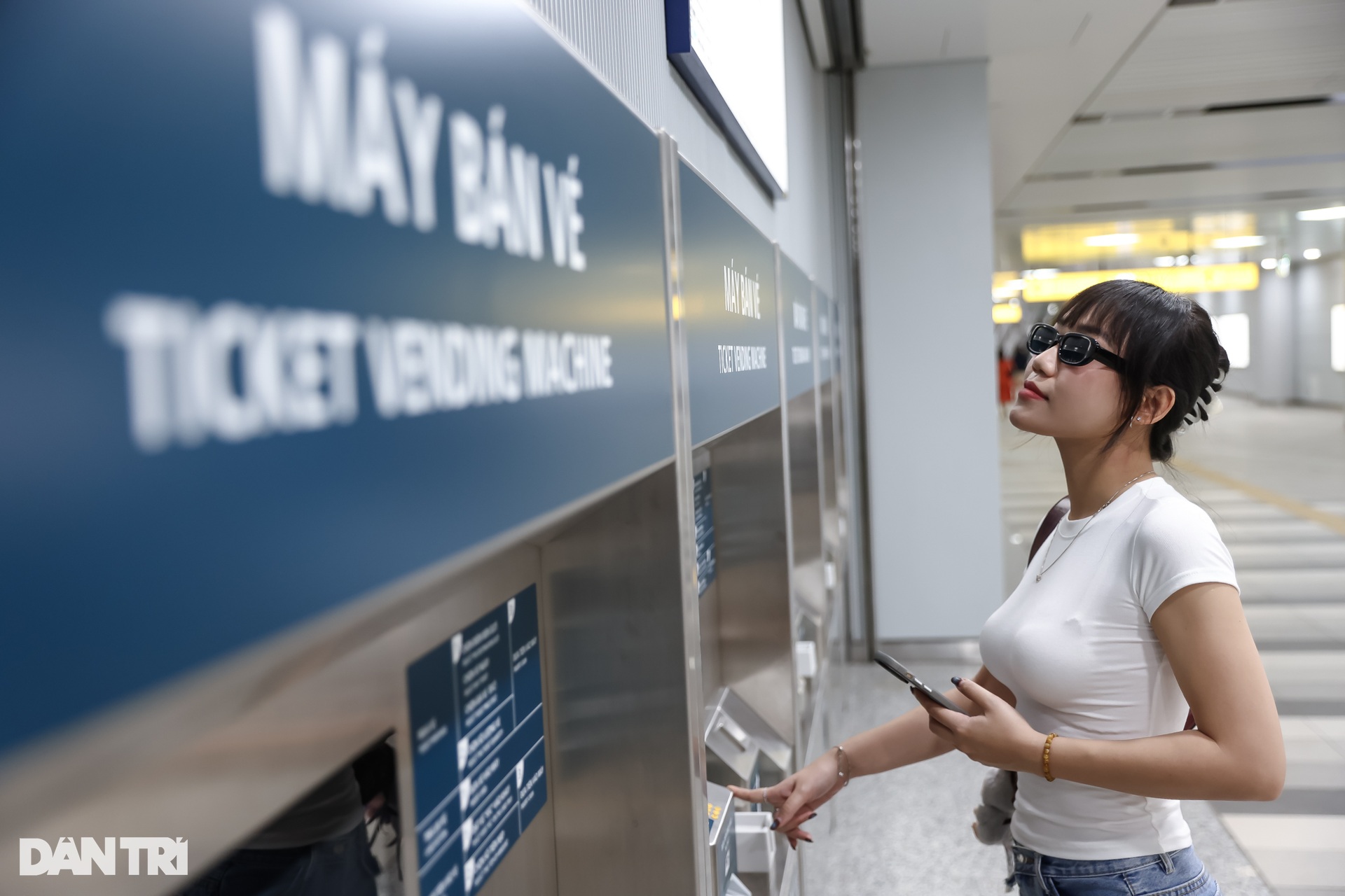 Giới trẻ TPHCM đổ xô đi trải nghiệm tuyến metro số 1 trước ngày vận hành - 12 Giới trẻ TPHCM đổ xô đi trải nghiệm tuyến metro số 1 trước ngày vận hành - 12