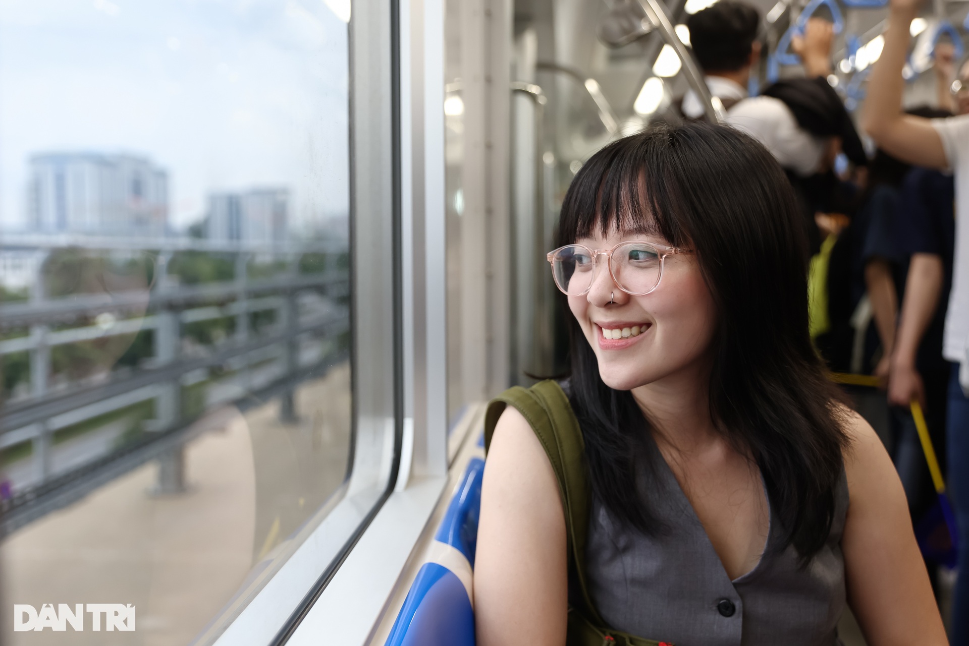 Giới trẻ TPHCM đổ xô đi trải nghiệm tuyến metro số 1 trước ngày vận hành - 17 Giới trẻ TPHCM đổ xô đi trải nghiệm tuyến metro số 1 trước ngày vận hành - 17