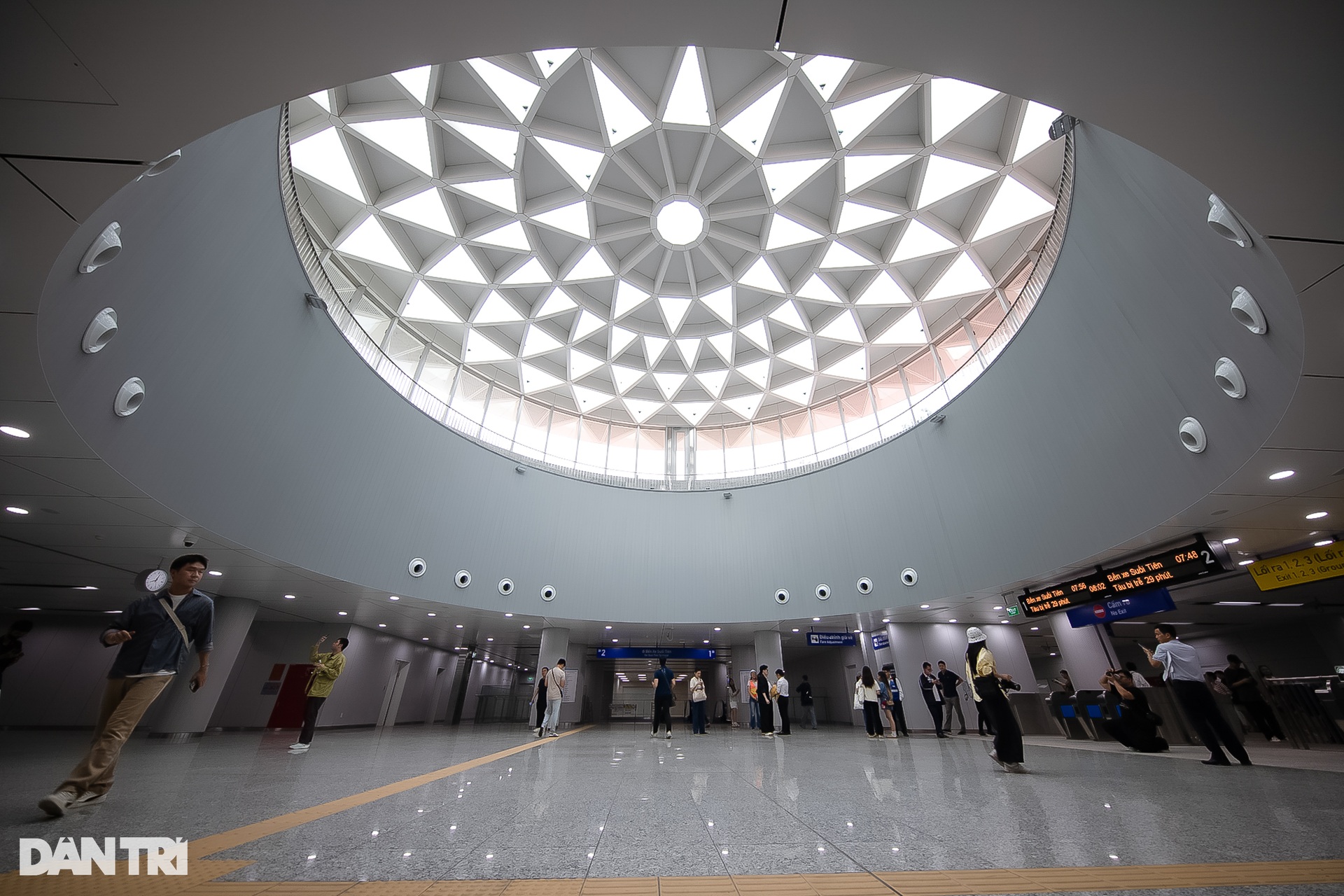 Giới trẻ TPHCM đổ xô đi trải nghiệm tuyến metro số 1 trước ngày vận hành - 6 Giới trẻ TPHCM đổ xô đi trải nghiệm tuyến metro số 1 trước ngày vận hành - 6