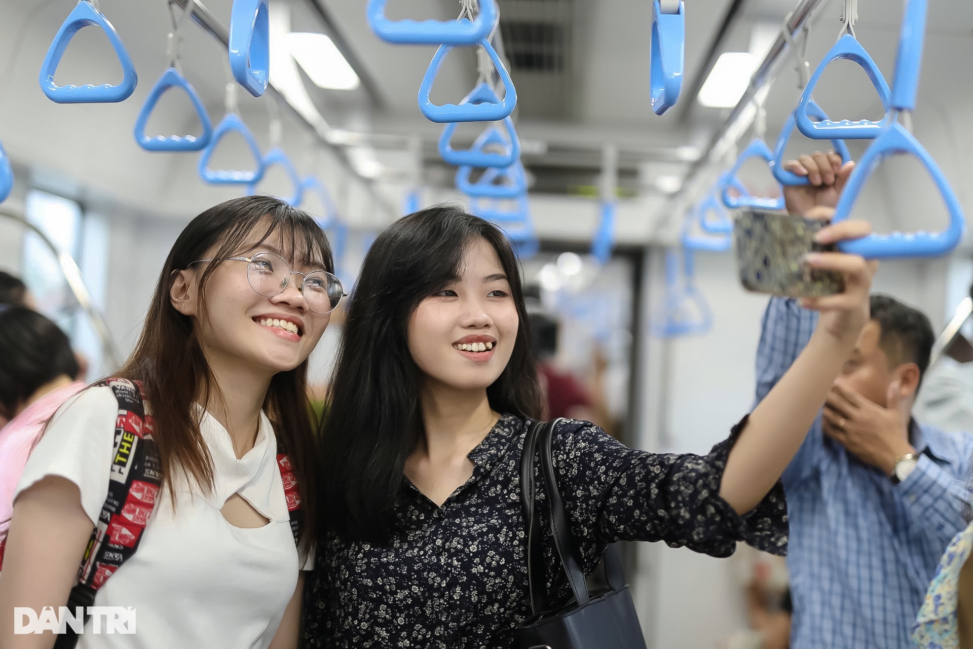 Giới trẻ TPHCM đổ xô đi trải nghiệm tuyến metro số 1 trước ngày vận hành - 14 Giới trẻ TPHCM đổ xô đi trải nghiệm tuyến metro số 1 trước ngày vận hành - 14