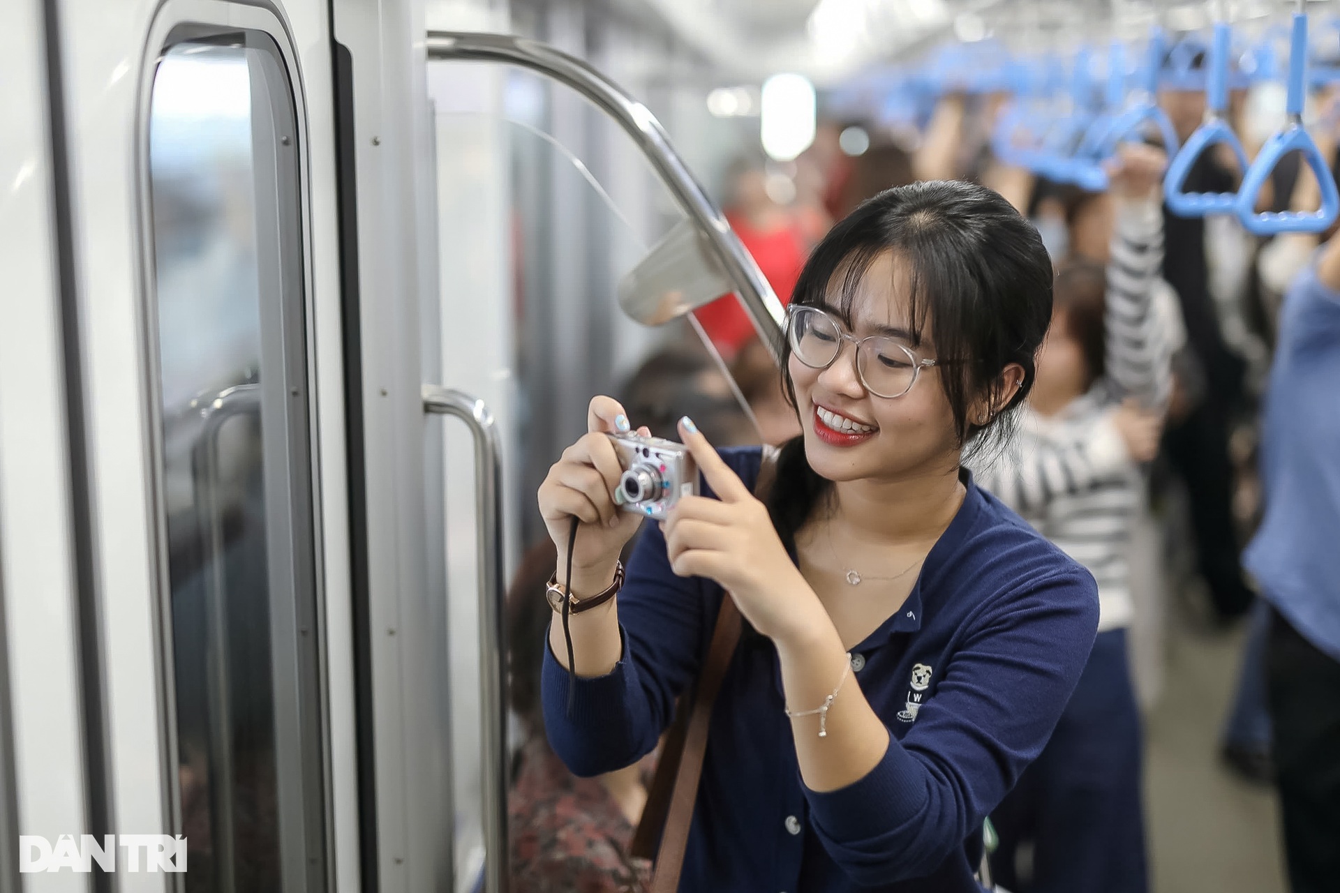 Giới trẻ TPHCM đổ xô đi trải nghiệm tuyến metro số 1 trước ngày vận hành - 16 Giới trẻ TPHCM đổ xô đi trải nghiệm tuyến metro số 1 trước ngày vận hành - 16