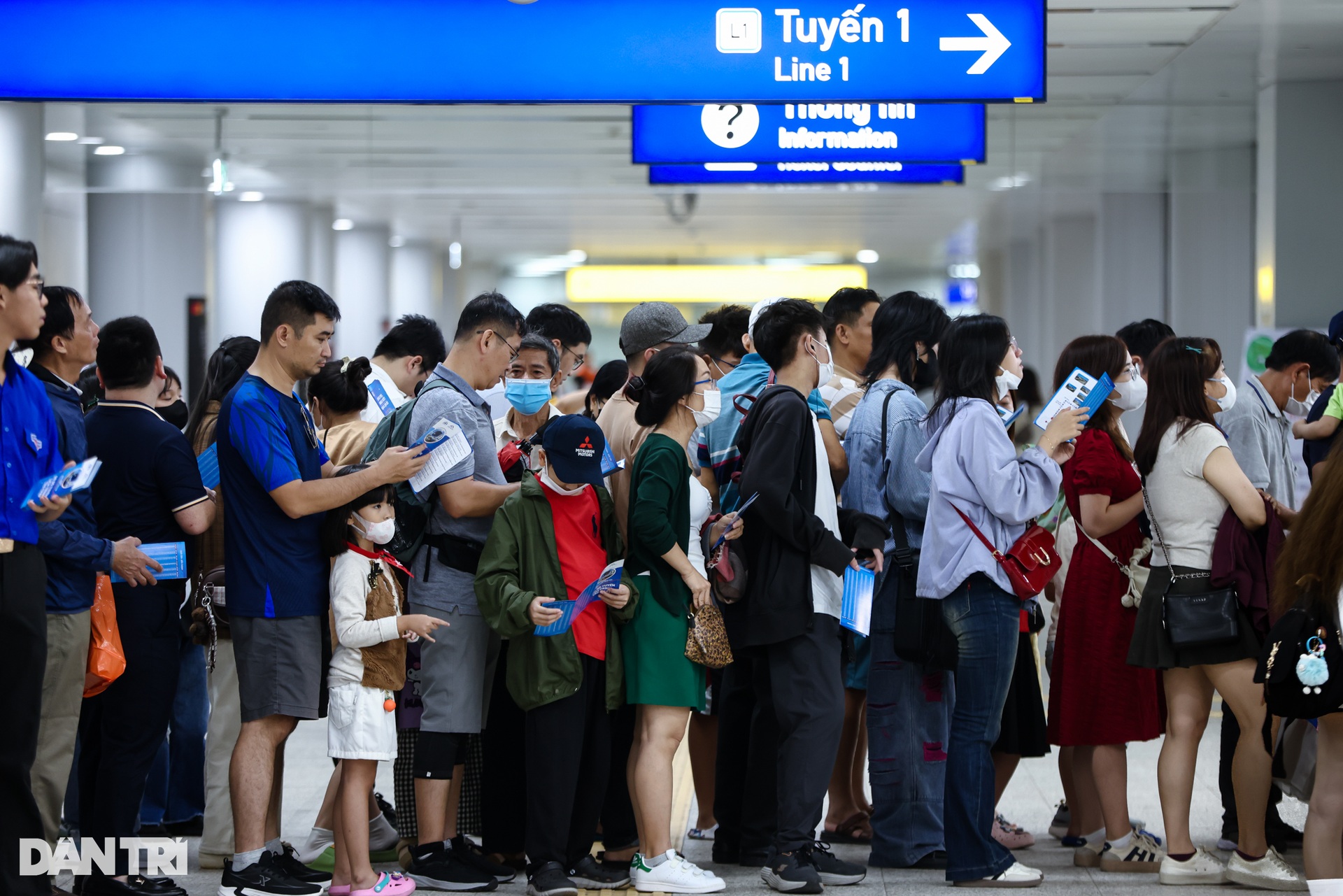 Metro Bến Thành - Suối Tiên chật kín người sáng cuối tuần - 3 Metro Bến Thành - Suối Tiên chật kín người sáng cuối tuần - 3