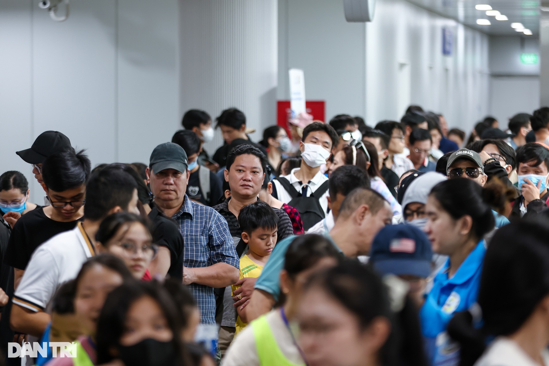 Metro Bến Thành - Suối Tiên chật kín người sáng cuối tuần - 4 Metro Bến Thành - Suối Tiên chật kín người sáng cuối tuần - 4