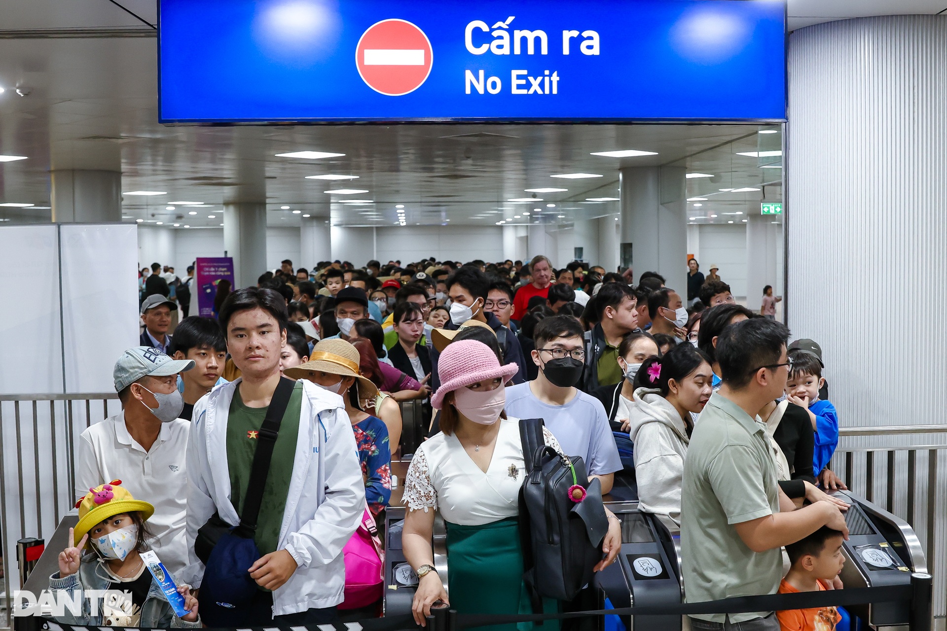 Metro Bến Thành - Suối Tiên chật kín người sáng cuối tuần - 6 Metro Bến Thành - Suối Tiên chật kín người sáng cuối tuần - 6