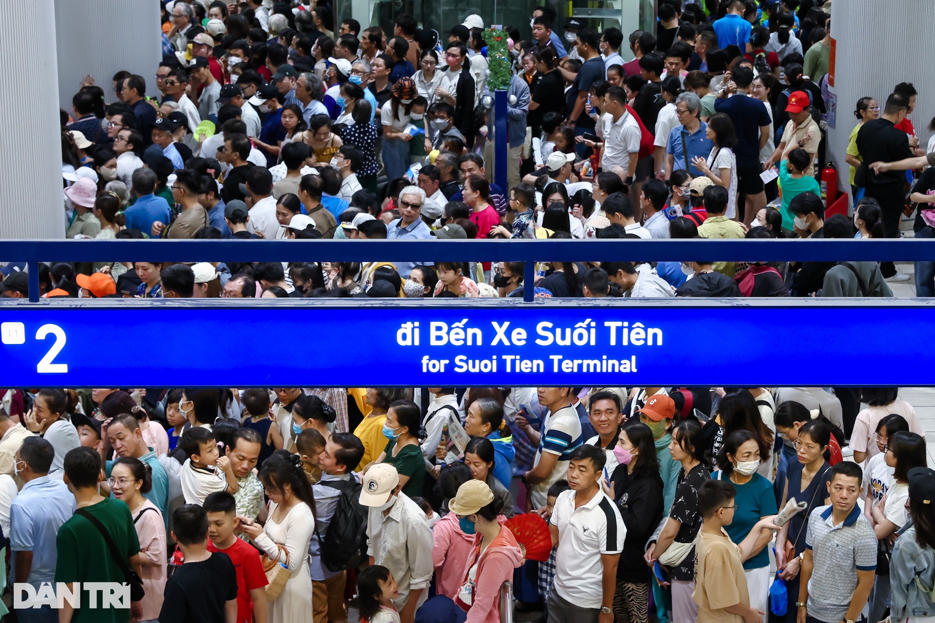 Metro Bến Thành - Suối Tiên chật kín người sáng cuối tuần - 1 Metro Bến Thành - Suối Tiên chật kín người sáng cuối tuần - 1