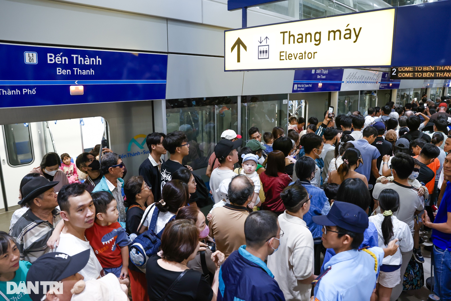 Metro Bến Thành - Suối Tiên chật kín người sáng cuối tuần - 8 Metro Bến Thành - Suối Tiên chật kín người sáng cuối tuần - 8