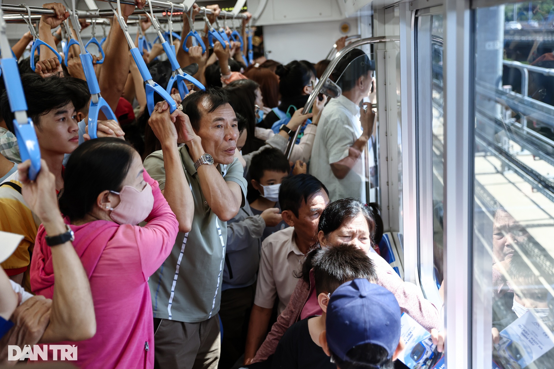Metro Bến Thành - Suối Tiên chật kín người sáng cuối tuần - 10 Metro Bến Thành - Suối Tiên chật kín người sáng cuối tuần - 10