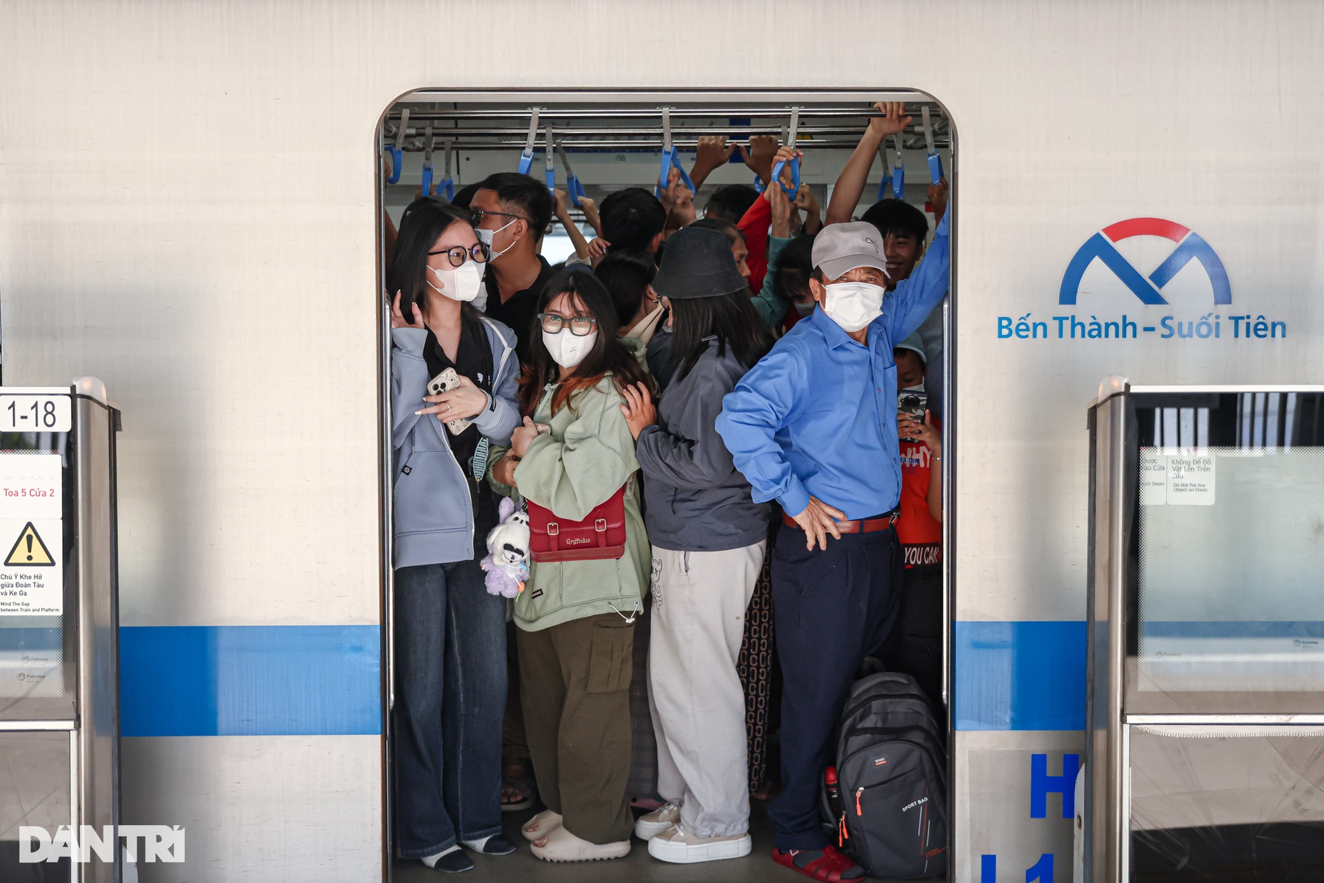 Metro Bến Thành - Suối Tiên chật kín người sáng cuối tuần - 11 Metro Bến Thành - Suối Tiên chật kín người sáng cuối tuần - 11