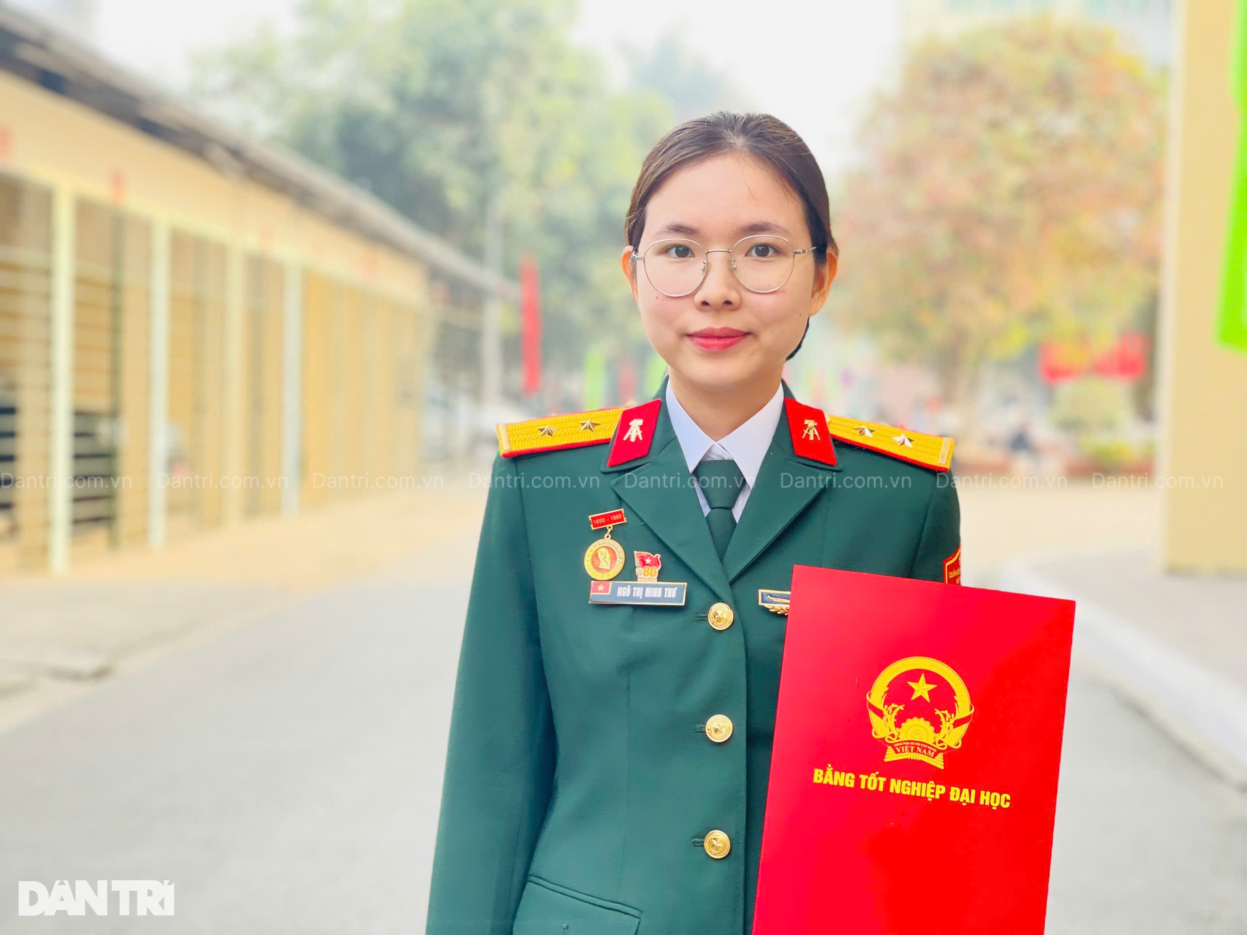 Bông hồng thép thủ khoa kể chuyện mang súng, vác bao cát hành quân - 5 Bông hồng thép thủ khoa kể chuyện mang súng, vác bao cát hành quân - 5