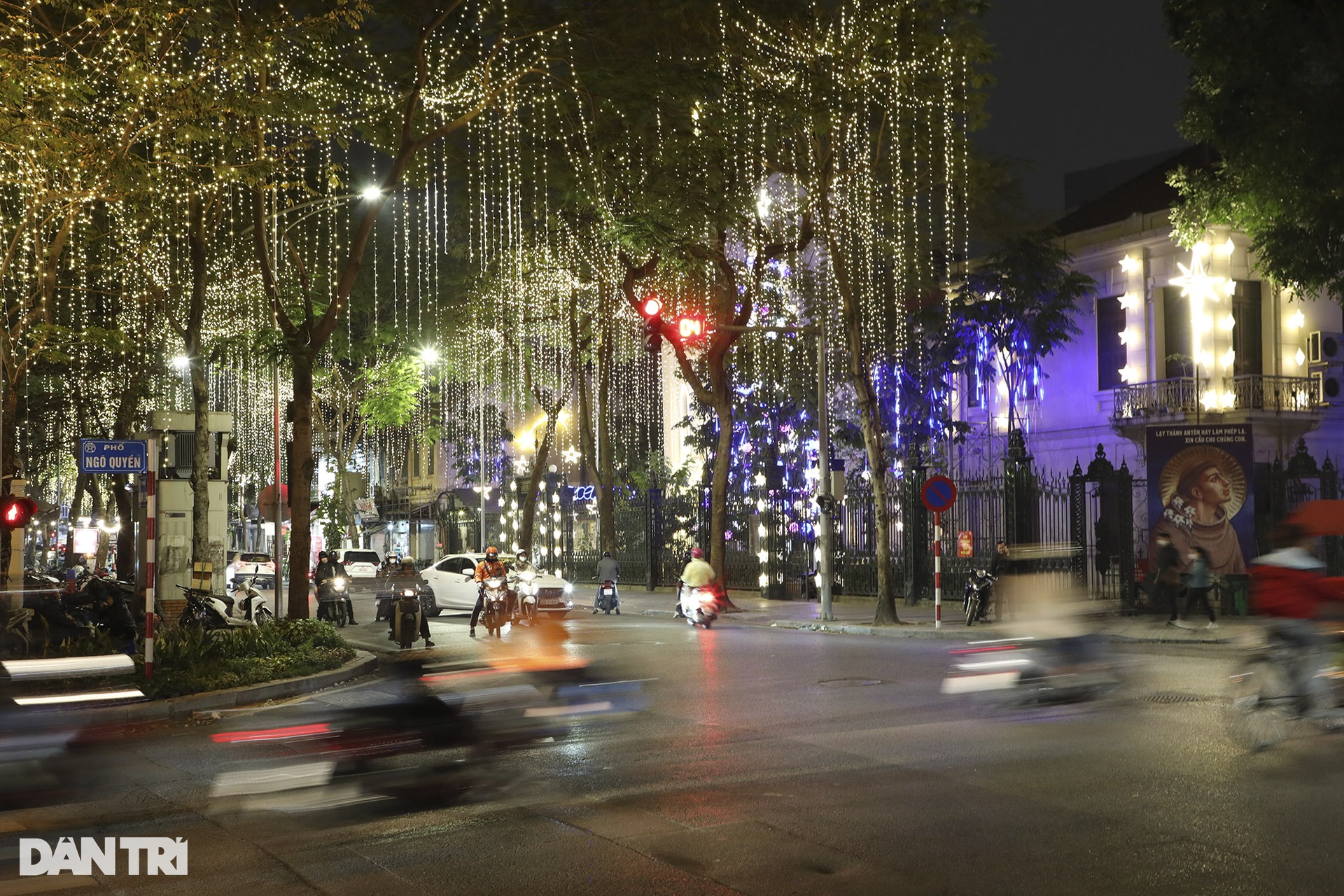 Các nhà thờ Hà Nội tỏa sáng rực rỡ đón Noel 2024 - 11 Các nhà thờ Hà Nội tỏa sáng rực rỡ đón Noel 2024 - 11