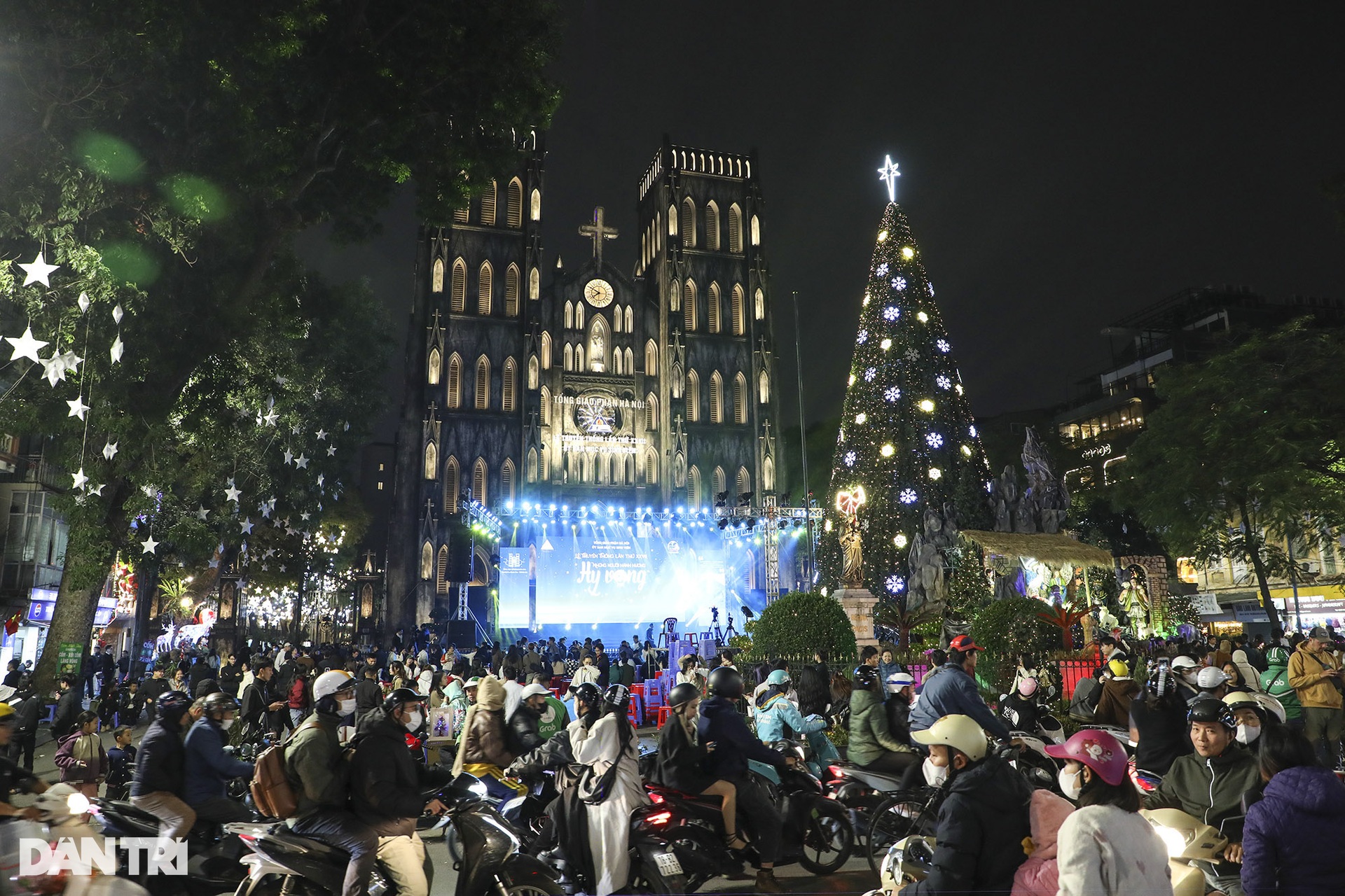 Các nhà thờ Hà Nội tỏa sáng rực rỡ đón Noel 2024 - 1 Các nhà thờ Hà Nội tỏa sáng rực rỡ đón Noel 2024 - 1
