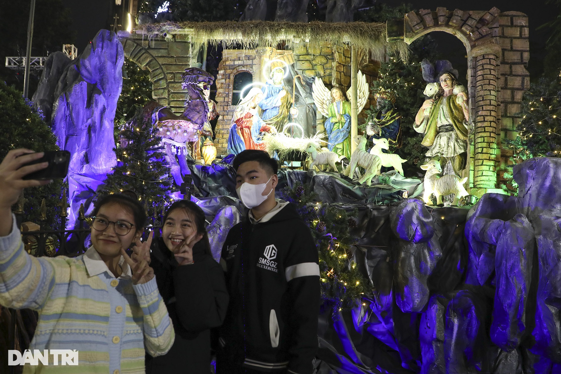 Các nhà thờ Hà Nội tỏa sáng rực rỡ đón Noel 2024 - 2 Các nhà thờ Hà Nội tỏa sáng rực rỡ đón Noel 2024 - 2