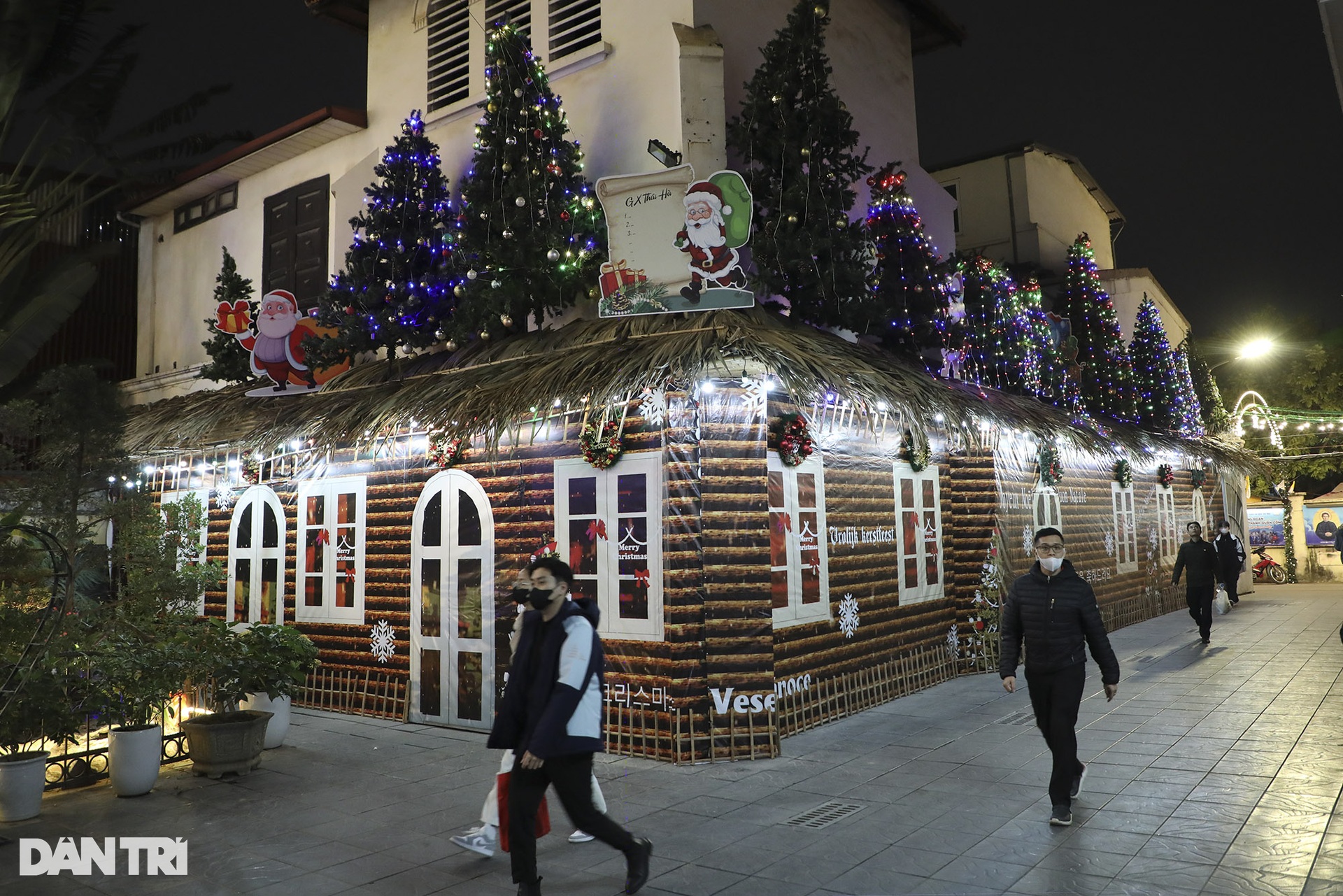 Các nhà thờ Hà Nội tỏa sáng rực rỡ đón Noel 2024 - 10 Các nhà thờ Hà Nội tỏa sáng rực rỡ đón Noel 2024 - 10