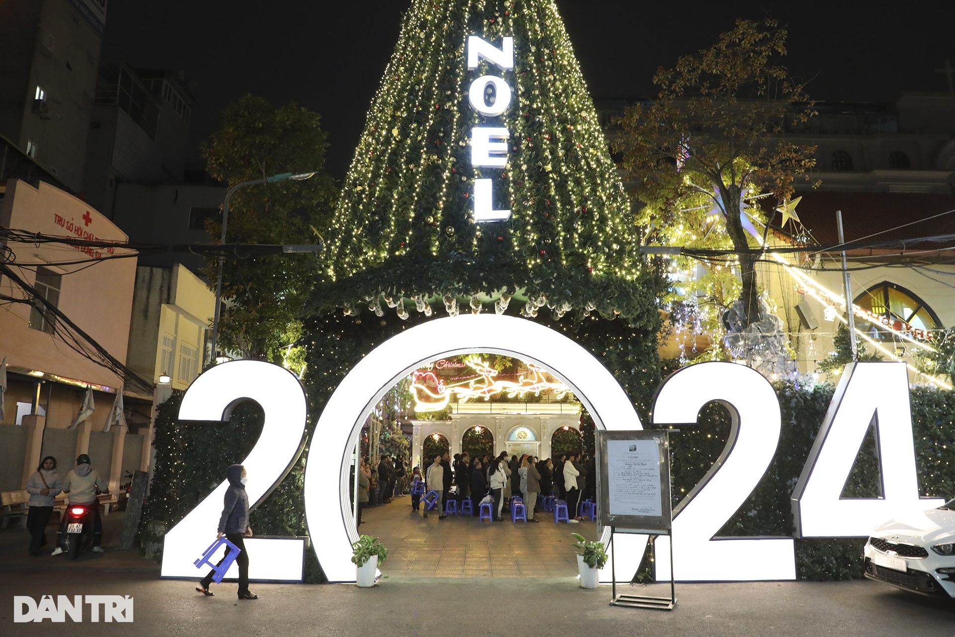 Các nhà thờ Hà Nội tỏa sáng rực rỡ đón Noel 2024 - 8 Các nhà thờ Hà Nội tỏa sáng rực rỡ đón Noel 2024 - 8