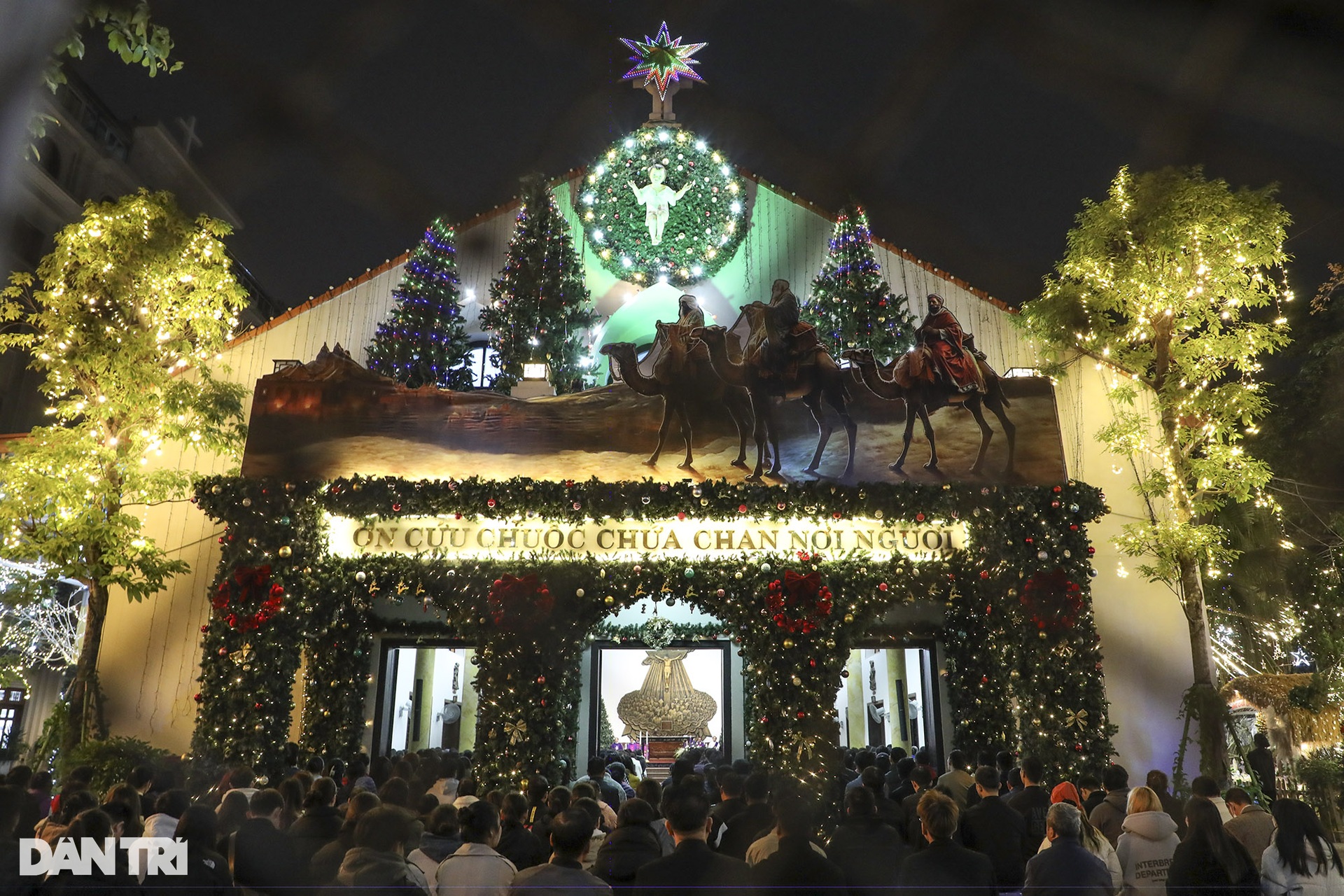 Các nhà thờ Hà Nội tỏa sáng rực rỡ đón Noel 2024 - 9 Các nhà thờ Hà Nội tỏa sáng rực rỡ đón Noel 2024 - 9