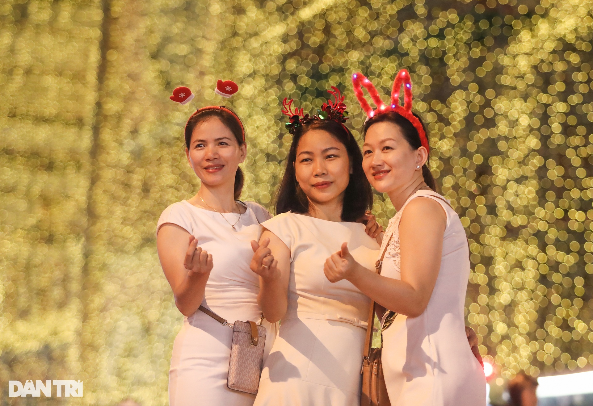Nhà thờ Đức Bà TPHCM lung linh đón Noel - 5 Nhà thờ Đức Bà TPHCM lung linh đón Noel - 5