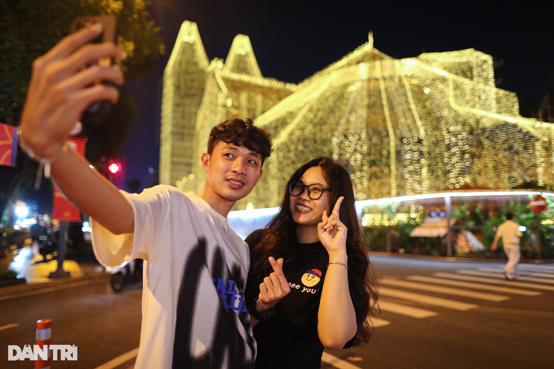 Nhà thờ Đức Bà TPHCM lung linh đón Noel - 4 Nhà thờ Đức Bà TPHCM lung linh đón Noel - 4