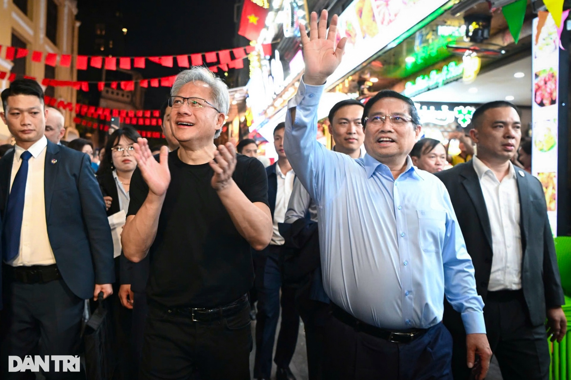 Thủ tướng Phạm Minh Chính và CEO Nvidia thưởng thức bia phố cổ Hà Nội - 1 Thủ tướng Phạm Minh Chính và CEO Nvidia thưởng thức bia phố cổ Hà Nội - 1