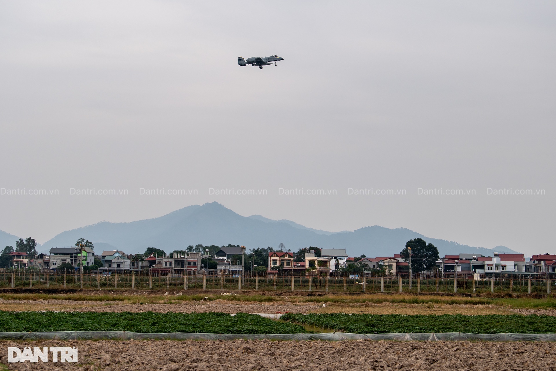 Máy bay cường kích A-10 Thunderbolt II của Mỹ hạ cánh xuống sân bay Gia Lâm - 11 Máy bay cường kích A-10 Thunderbolt II của Mỹ hạ cánh xuống sân bay Gia Lâm - 11