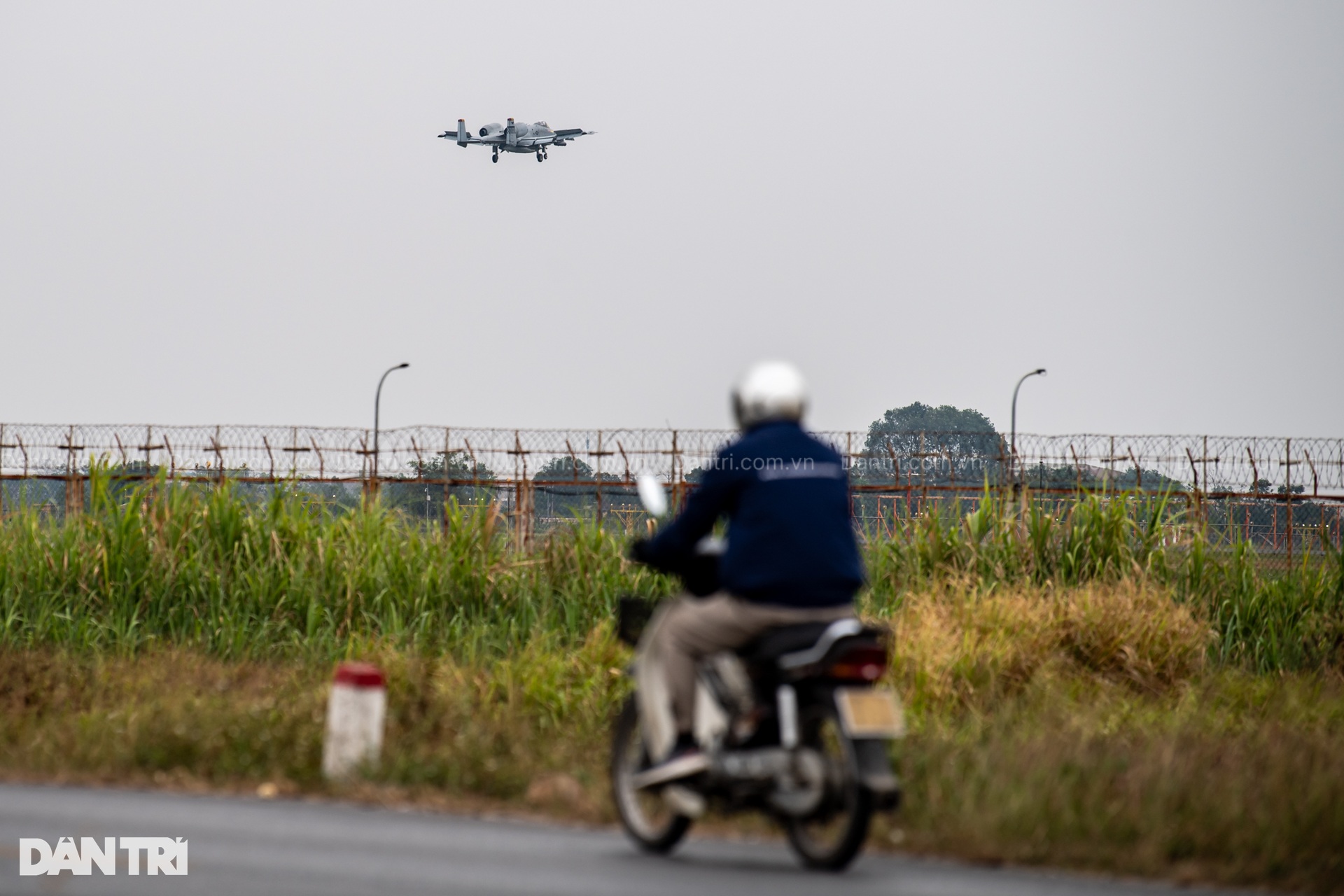 Máy bay cường kích A-10 Thunderbolt II của Mỹ hạ cánh xuống sân bay Gia Lâm - 12 Máy bay cường kích A-10 Thunderbolt II của Mỹ hạ cánh xuống sân bay Gia Lâm - 12