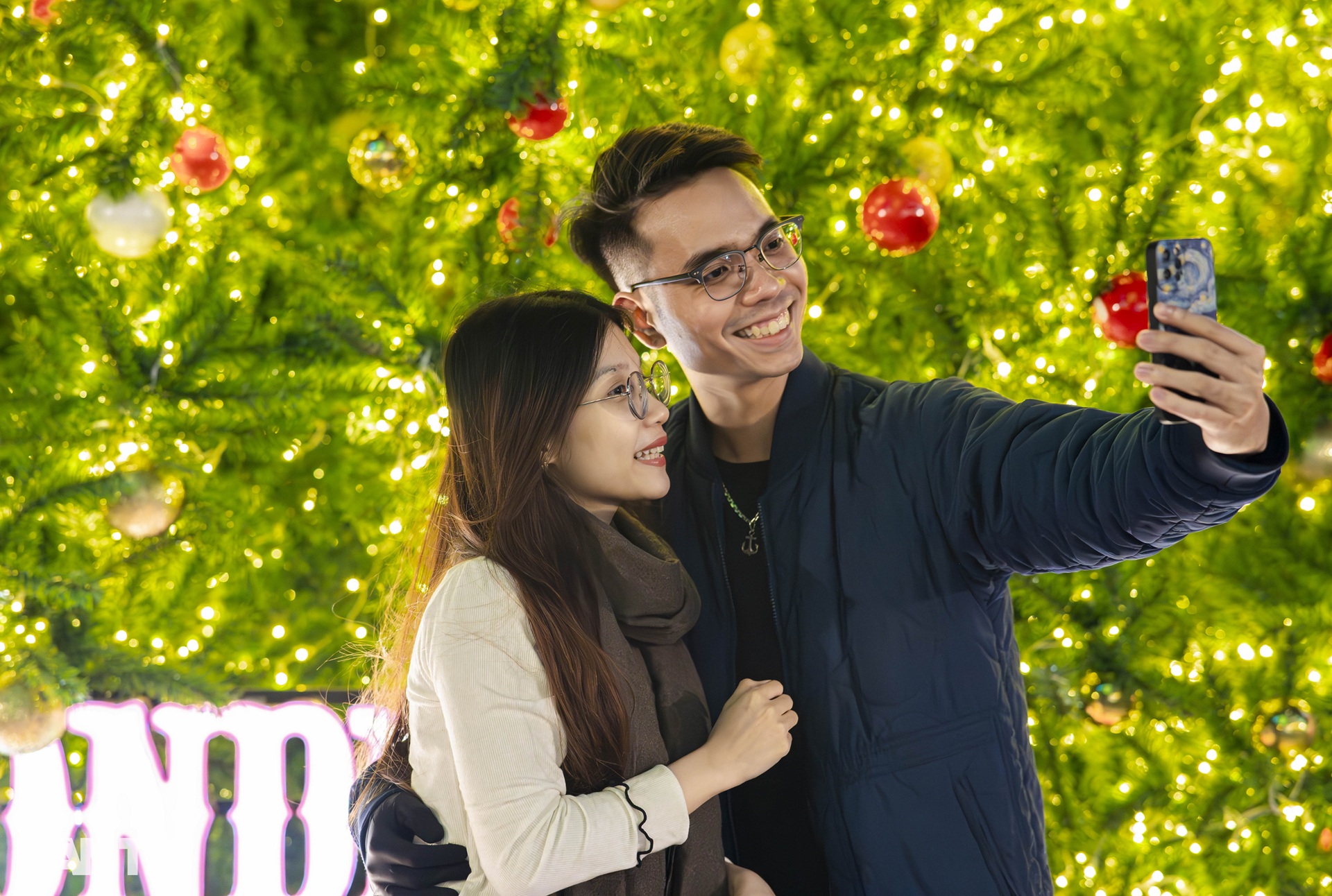 Không khí sôi động đón Noel sớm trên đường phố Hà Nội - 12 Không khí sôi động đón Noel sớm trên đường phố Hà Nội - 12