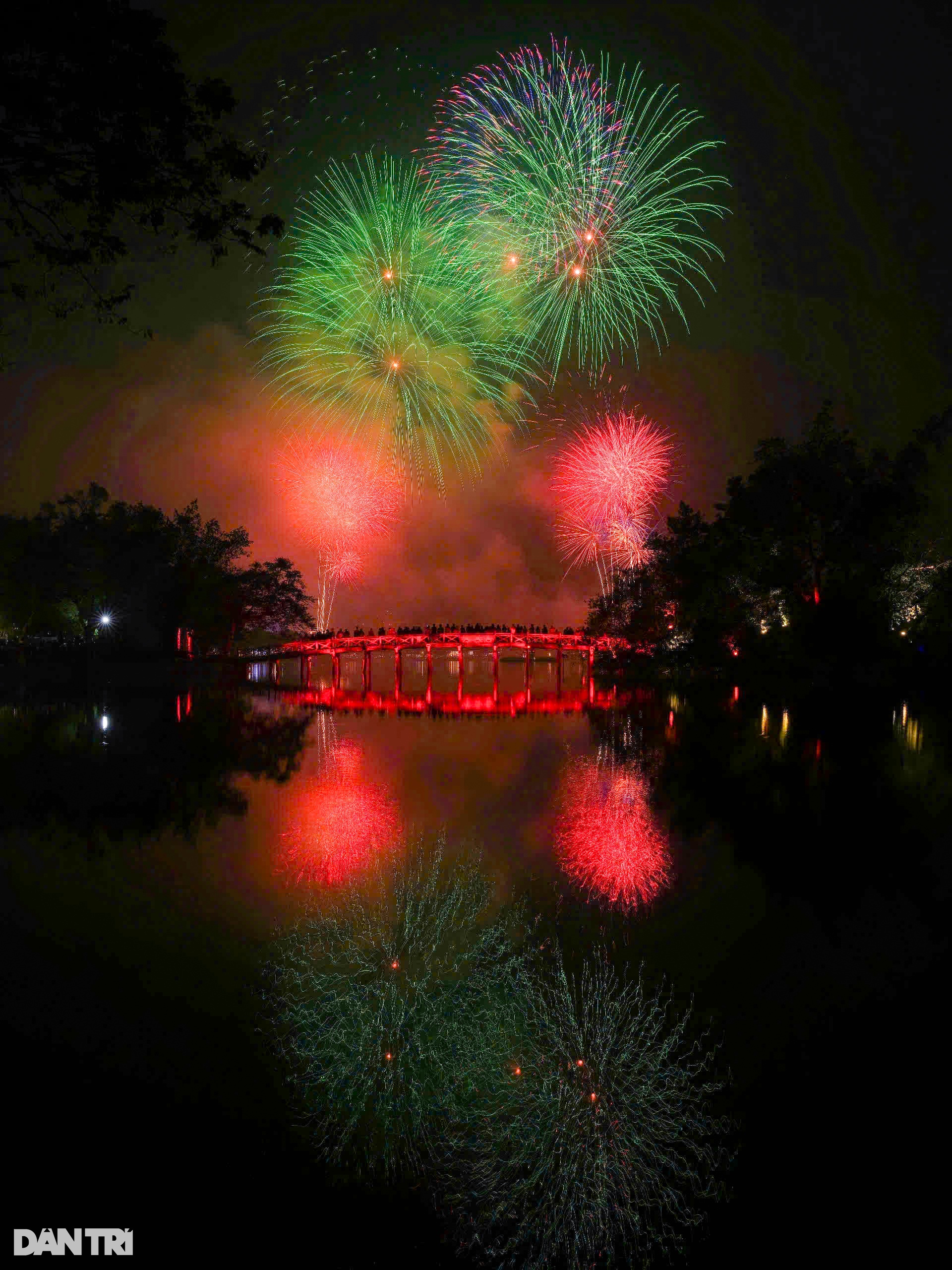 Mãn nhãn màn pháo hoa rực sáng bầu trời chào năm mới 2025 - 3 Mãn nhãn màn pháo hoa rực sáng bầu trời chào năm mới 2025 - 3