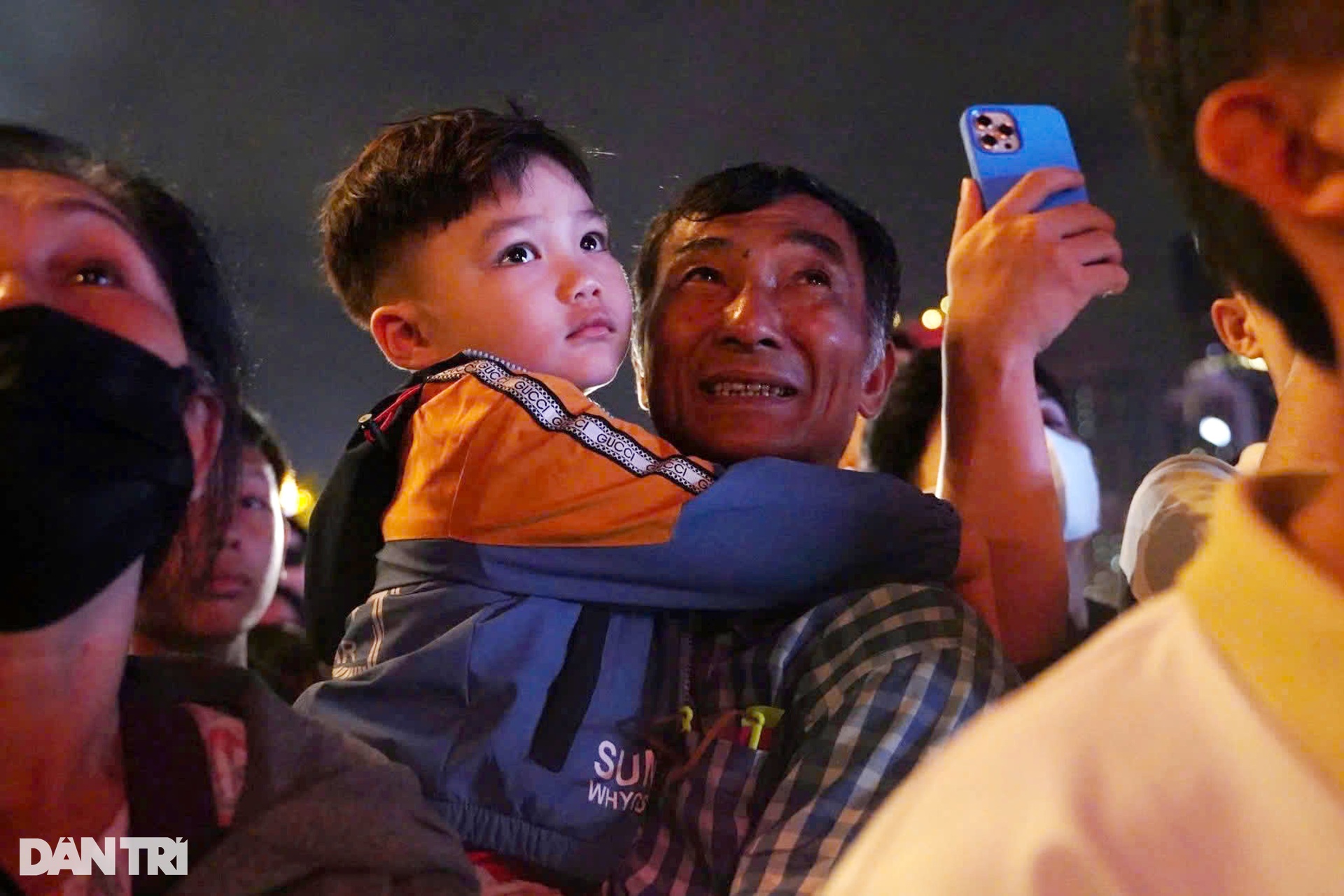 Mãn nhãn màn pháo hoa rực sáng bầu trời chào năm mới 2025 - 10 Mãn nhãn màn pháo hoa rực sáng bầu trời chào năm mới 2025 - 10