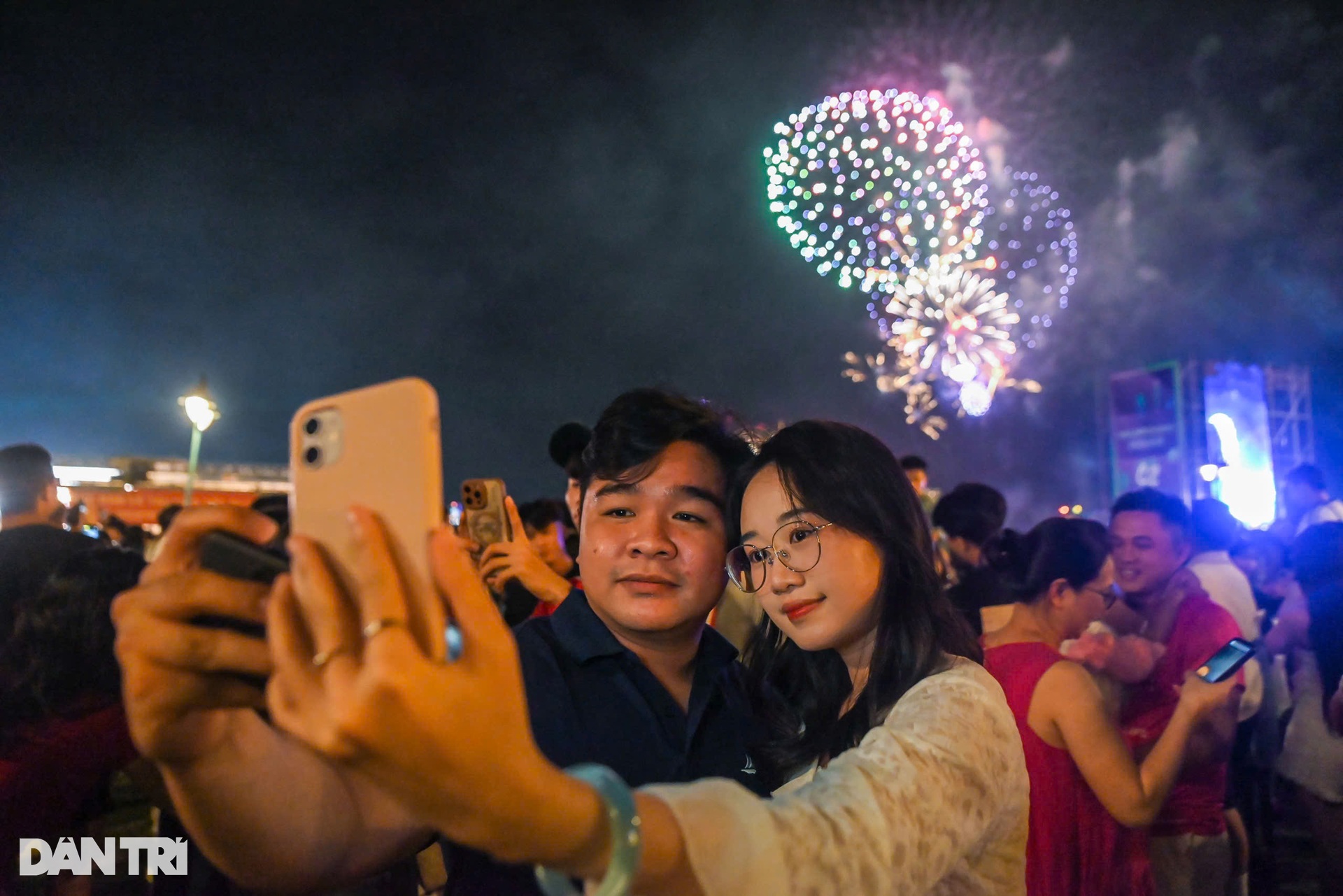 Mãn nhãn màn pháo hoa rực sáng bầu trời chào năm mới 2025 - 13 Mãn nhãn màn pháo hoa rực sáng bầu trời chào năm mới 2025 - 13